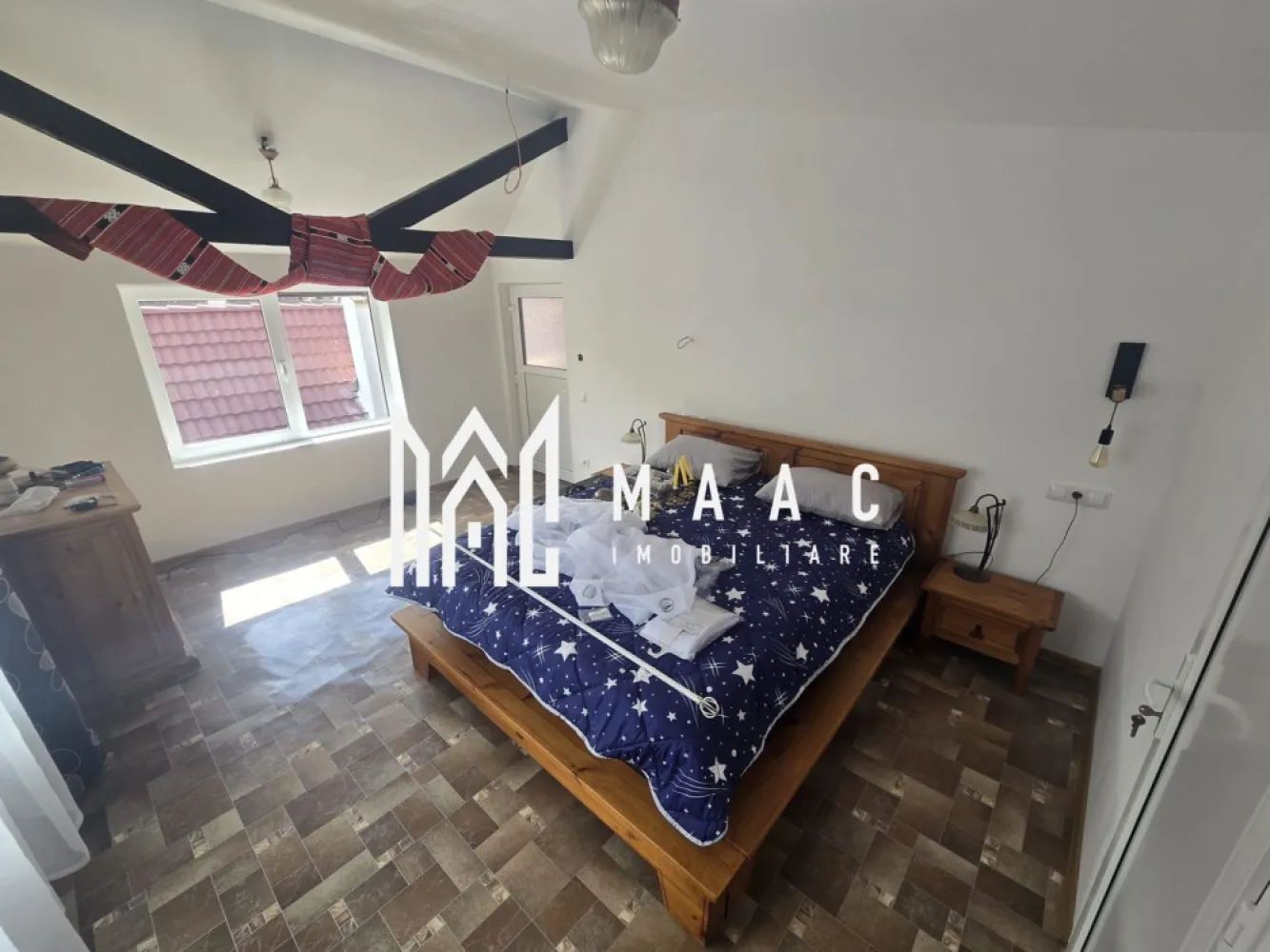Casa 4 camere 850 mp teren Orlat - Casă de vânzare cu 4 camere decomandate si teren 850 mp situata în Orlat, județul Sibiu

Compartimentare inteligentă și confort sporit

Casa este construită pe structură de lemn, eficient izolată la interior cu vată bazaltică, oferind un excelent confort termic și costuri reduse de întreținere.

Proprietatea este compartimentată astfel:

Parter:
- Living spațios și luminos
-Bucătărie separată
- Baie
- Bucătărie de vară acoperită, perfectă pentru mese în aer liber

Etaj:
3 dormitoare decomandate fiecare beneficiaza de baie proprie

Dotări și anexe:
5 băi în total
Geamuri termopan
Încălzire în pardoseală electrică
Magazie pentru depozitare
Pivniță uscată
Lemn pregătit pentru realizarea unei filigorii și a unei zone de barbeque

Avantajele proprietății "

Compartimentare ideală pentru o familie care cauta liniste sau activitate turistica
Spații auxiliare generoase
Curte cu potențial excelent pentru amenajare recreativă
Zonă liniștită, cu acces facil către Sibiu și Mărginimea Sibiului
Potențial de investiție

Pentru mai multe detalii specificati CP3087858 in anunt
