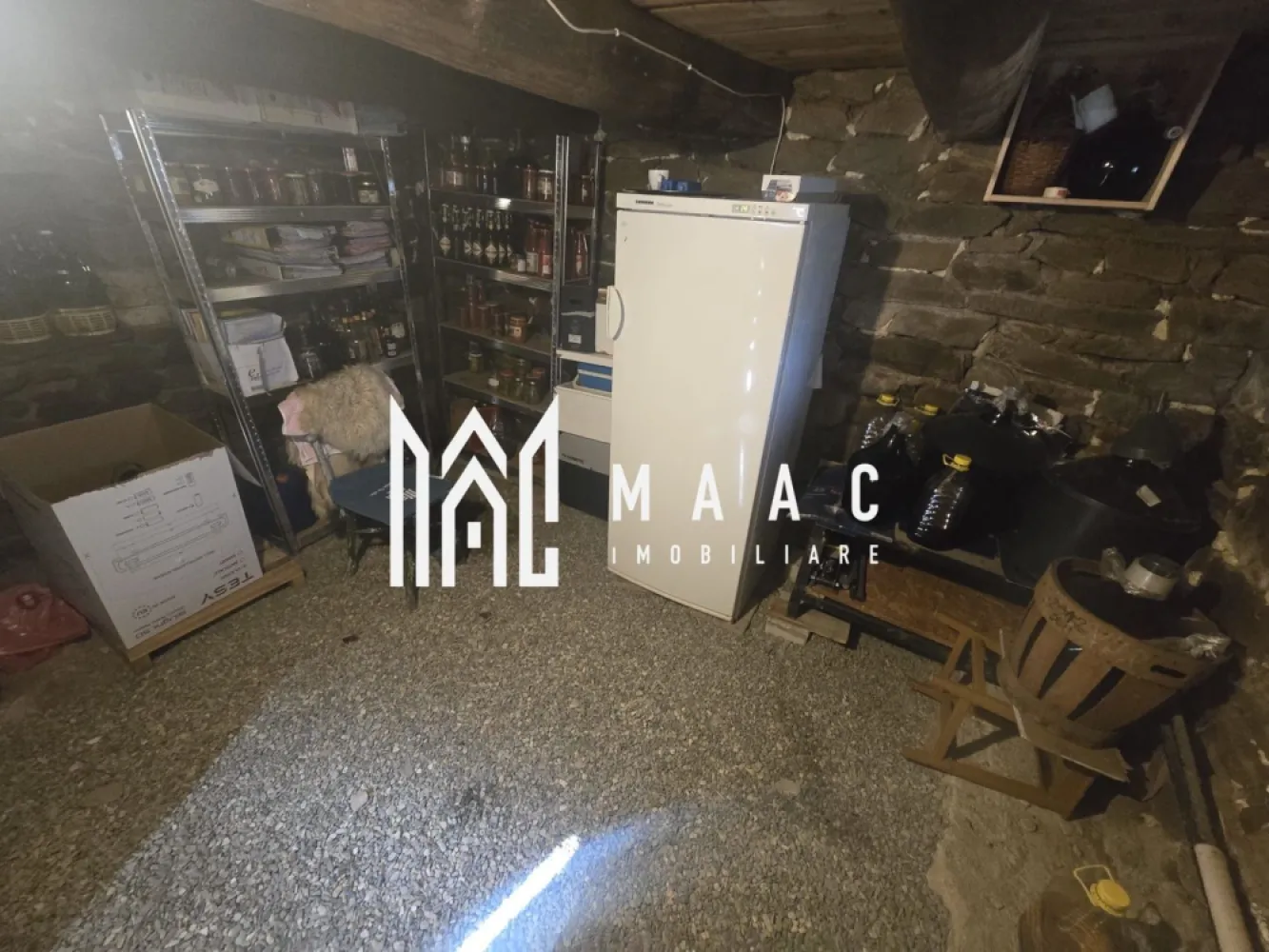 Casa 4 camere 850 mp teren Orlat - Casă de vânzare cu 4 camere decomandate si teren 850 mp situata în Orlat, județul Sibiu

Compartimentare inteligentă și confort sporit

Casa este construită pe structură de lemn, eficient izolată la interior cu vată bazaltică, oferind un excelent confort termic și costuri reduse de întreținere.

Proprietatea este compartimentată astfel:

Parter:
- Living spațios și luminos
-Bucătărie separată
- Baie
- Bucătărie de vară acoperită, perfectă pentru mese în aer liber

Etaj:
3 dormitoare decomandate fiecare beneficiaza de baie proprie

Dotări și anexe:
5 băi în total
Geamuri termopan
Încălzire în pardoseală electrică
Magazie pentru depozitare
Pivniță uscată
Lemn pregătit pentru realizarea unei filigorii și a unei zone de barbeque

Avantajele proprietății "

Compartimentare ideală pentru o familie care cauta liniste sau activitate turistica
Spații auxiliare generoase
Curte cu potențial excelent pentru amenajare recreativă
Zonă liniștită, cu acces facil către Sibiu și Mărginimea Sibiului
Potențial de investiție

Pentru mai multe detalii specificati CP3087858 in anunt