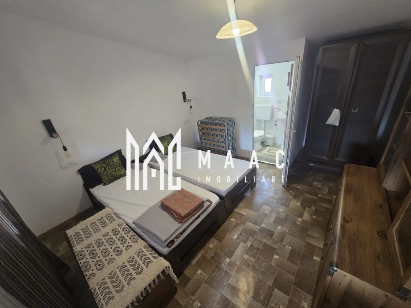 Casa 4 camere 850 mp teren Orlat - Casă de vânzare cu 4 camere decomandate si teren 850 mp situata în Orlat, județul Sibiu

Compartimentare inteligentă și confort sporit

Casa este construită pe structură de lemn, eficient izolată la interior cu vată bazaltică, oferind un excelent confort termic și costuri reduse de întreținere.

Proprietatea este compartimentată astfel:

Parter:
- Living spațios și luminos
-Bucătărie separată
- Baie
- Bucătărie de vară acoperită, perfectă pentru mese în aer liber

Etaj:
3 dormitoare decomandate fiecare beneficiaza de baie proprie

Dotări și anexe:
5 băi în total
Geamuri termopan
Încălzire în pardoseală electrică
Magazie pentru depozitare
Pivniță uscată
Lemn pregătit pentru realizarea unei filigorii și a unei zone de barbeque

Avantajele proprietății "

Compartimentare ideală pentru o familie care cauta liniste sau activitate turistica
Spații auxiliare generoase
Curte cu potențial excelent pentru amenajare recreativă
Zonă liniștită, cu acces facil către Sibiu și Mărginimea Sibiului
Potențial de investiție

Pentru mai multe detalii specificati CP3087858 in anunt