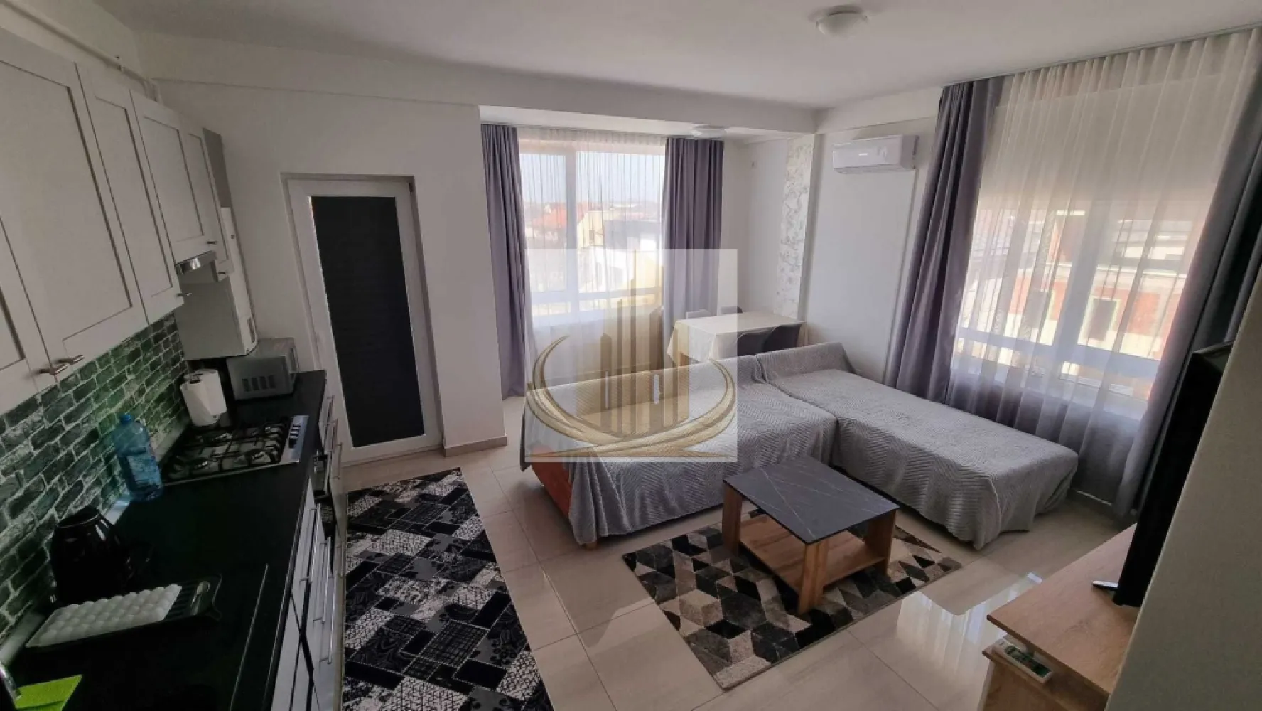 2 Cam | Etaj 2 | Mobilat | Dumbrăvița – Zona Cora | Ideal Investitie - Grand Mobilis Imobiliare vă propune spre vânzare un apartament modern cu 2 camere, semi-decomandat, situat în Dumbrăvița, zona Cora – Bulevardul Petre Țuțea, într-un imobil construit în anul 2019, cu regim de înălțime P+2E.

Apartamentul se remarcă prin compartimentarea eficientă, amenajarea modernă și poziționarea excelentă, fiind situat într-o zonă liniștită și modernă, dar foarte bine conectată cu orașul și principalele puncte de interes.

📐 Detalii proprietate:
Suprafață utilă: 55 mp
Etaj: 2 din 2
Loc de parcare inclus
Blucul este cu acoperis si pod
Bloc nou – construcție 2019
🏡 Compartimentare:
Hol de acces
Living luminos cu bucătărie open-space
Dormitor spațios
Baie
Balcon
🏢 Dotări & beneficii:
Încălzire în pardoseală prin centrală proprie
Sistem de climatizare (A.C.)
Se vinde complet mobilat și utilat
Locuință gata de mutare
Costuri reduse de întreținere
📍 Locație – unul dintre marile avantaje:

Proprietatea este situată într-o zonă foarte apreciată din Dumbrăvița, modernă și liniștită, cu acces rapid către oraș și principalele artere.

În imediata apropiere regăsim:

mijloace de transport în comun
supermarketuri
restaurante și cafenele
farmacii
grădiniță și after-school
școli și alte puncte de interes

👉 Acces facil către:

Calea Aradului
centura ocolitoare
Iulius Town
principalele puncte de interes ale orașului
💼 Ideal pentru:

✔️ O familie care își dorește confort și liniște, având în proximitate grădinițe, școli, after-school și mijloace de transport în comun
✔️ Investiție excelentă, datorită poziționării foarte bune și randamentului ridicat de închiriere din zonă

Pentru mai multe detalii sau programarea unei vizionari, echipa Grand Moibilis Imobiliare va sta la dispozitie!
ID Intern: CP3088016