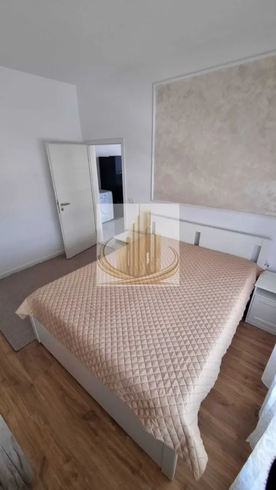2 Cam | Etaj 2 | Mobilat | Dumbrăvița – Zona Cora | Ideal Investitie - Grand Mobilis Imobiliare vă propune spre vânzare un apartament modern cu 2 camere, semi-decomandat, situat în Dumbrăvița, zona Cora – Bulevardul Petre Țuțea, într-un imobil construit în anul 2019, cu regim de înălțime P+2E.

Apartamentul se remarcă prin compartimentarea eficientă, amenajarea modernă și poziționarea excelentă, fiind situat într-o zonă liniștită și modernă, dar foarte bine conectată cu orașul și principalele puncte de interes.

📐 Detalii proprietate:
Suprafață utilă: 55 mp
Etaj: 2 din 2
Loc de parcare inclus
Blucul este cu acoperis si pod
Bloc nou – construcție 2019
🏡 Compartimentare:
Hol de acces
Living luminos cu bucătărie open-space
Dormitor spațios
Baie
Balcon
🏢 Dotări & beneficii:
Încălzire în pardoseală prin centrală proprie
Sistem de climatizare (A.C.)
Se vinde complet mobilat și utilat
Locuință gata de mutare
Costuri reduse de întreținere
📍 Locație – unul dintre marile avantaje:

Proprietatea este situată într-o zonă foarte apreciată din Dumbrăvița, modernă și liniștită, cu acces rapid către oraș și principalele artere.

În imediata apropiere regăsim:

mijloace de transport în comun
supermarketuri
restaurante și cafenele
farmacii
grădiniță și after-school
școli și alte puncte de interes

👉 Acces facil către:

Calea Aradului
centura ocolitoare
Iulius Town
principalele puncte de interes ale orașului
💼 Ideal pentru:

✔️ O familie care își dorește confort și liniște, având în proximitate grădinițe, școli, after-school și mijloace de transport în comun
✔️ Investiție excelentă, datorită poziționării foarte bune și randamentului ridicat de închiriere din zonă

Pentru mai multe detalii sau programarea unei vizionari, echipa Grand Moibilis Imobiliare va sta la dispozitie!
ID Intern: CP3088016