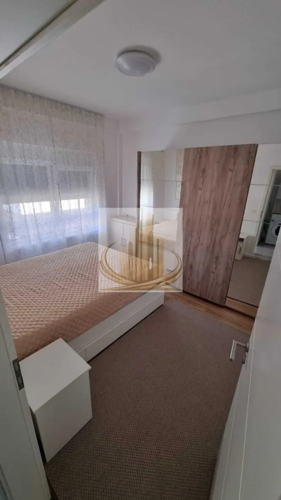 2 Cam | Etaj 2 | Mobilat | Dumbrăvița – Zona Cora | Ideal Investitie - Grand Mobilis Imobiliare vă propune spre vânzare un apartament modern cu 2 camere, semi-decomandat, situat în Dumbrăvița, zona Cora – Bulevardul Petre Țuțea, într-un imobil construit în anul 2019, cu regim de înălțime P+2E.

Apartamentul se remarcă prin compartimentarea eficientă, amenajarea modernă și poziționarea excelentă, fiind situat într-o zonă liniștită și modernă, dar foarte bine conectată cu orașul și principalele puncte de interes.

📐 Detalii proprietate:
Suprafață utilă: 55 mp
Etaj: 2 din 2
Loc de parcare inclus
Blucul este cu acoperis si pod
Bloc nou – construcție 2019
🏡 Compartimentare:
Hol de acces
Living luminos cu bucătărie open-space
Dormitor spațios
Baie
Balcon
🏢 Dotări & beneficii:
Încălzire în pardoseală prin centrală proprie
Sistem de climatizare (A.C.)
Se vinde complet mobilat și utilat
Locuință gata de mutare
Costuri reduse de întreținere
📍 Locație – unul dintre marile avantaje:

Proprietatea este situată într-o zonă foarte apreciată din Dumbrăvița, modernă și liniștită, cu acces rapid către oraș și principalele artere.

În imediata apropiere regăsim:

mijloace de transport în comun
supermarketuri
restaurante și cafenele
farmacii
grădiniță și after-school
școli și alte puncte de interes

👉 Acces facil către:

Calea Aradului
centura ocolitoare
Iulius Town
principalele puncte de interes ale orașului
💼 Ideal pentru:

✔️ O familie care își dorește confort și liniște, având în proximitate grădinițe, școli, after-school și mijloace de transport în comun
✔️ Investiție excelentă, datorită poziționării foarte bune și randamentului ridicat de închiriere din zonă

Pentru mai multe detalii sau programarea unei vizionari, echipa Grand Moibilis Imobiliare va sta la dispozitie!
ID Intern: CP3088016