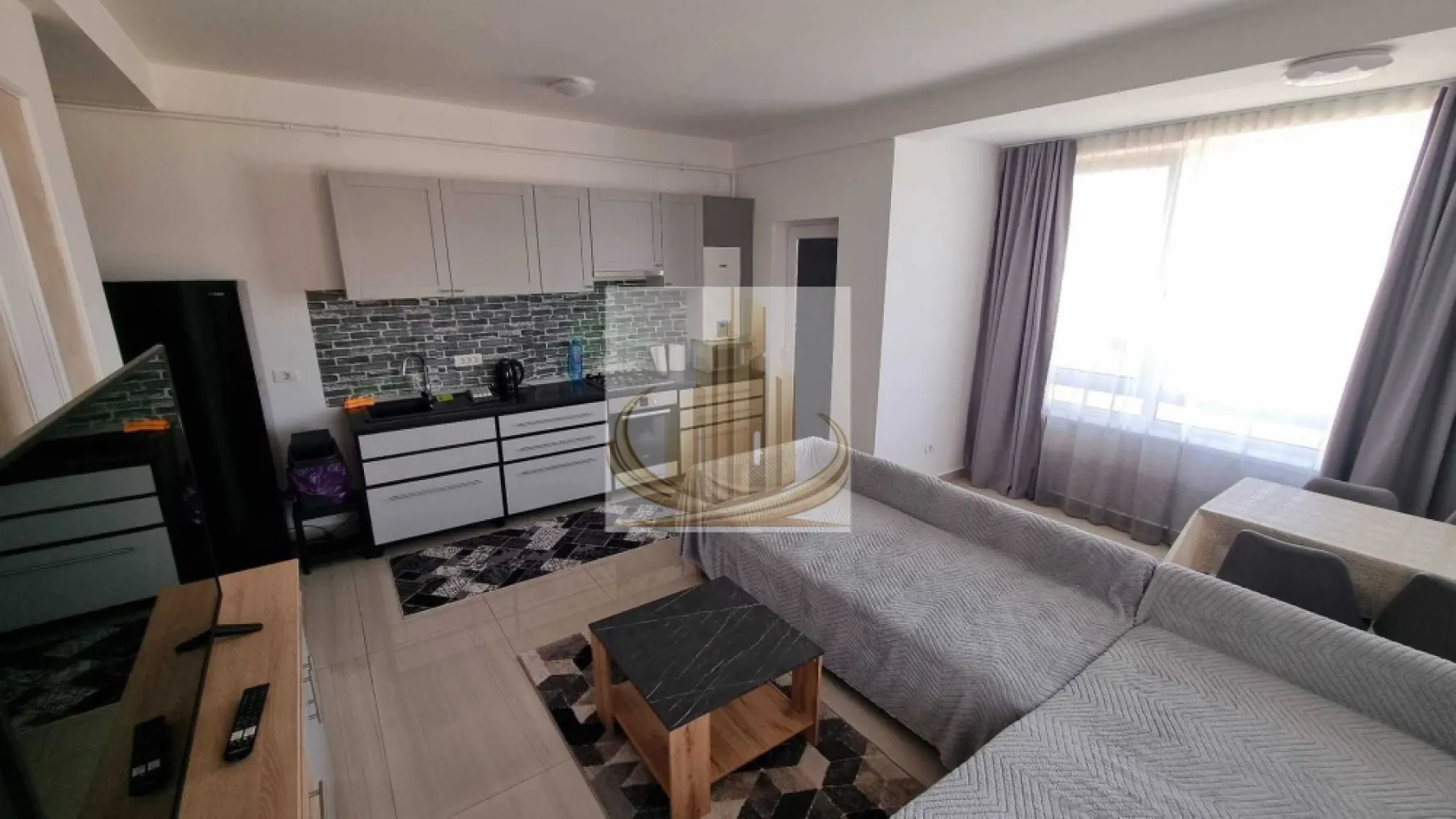 2 Cam | Etaj 2 | Mobilat | Dumbrăvița – Zona Cora | Ideal Investitie - Grand Mobilis Imobiliare vă propune spre vânzare un apartament modern cu 2 camere, semi-decomandat, situat în Dumbrăvița, zona Cora – Bulevardul Petre Țuțea, într-un imobil construit în anul 2019, cu regim de înălțime P+2E.

Apartamentul se remarcă prin compartimentarea eficientă, amenajarea modernă și poziționarea excelentă, fiind situat într-o zonă liniștită și modernă, dar foarte bine conectată cu orașul și principalele puncte de interes.

📐 Detalii proprietate:
Suprafață utilă: 55 mp
Etaj: 2 din 2
Loc de parcare inclus
Blucul este cu acoperis si pod
Bloc nou – construcție 2019
🏡 Compartimentare:
Hol de acces
Living luminos cu bucătărie open-space
Dormitor spațios
Baie
Balcon
🏢 Dotări & beneficii:
Încălzire în pardoseală prin centrală proprie
Sistem de climatizare (A.C.)
Se vinde complet mobilat și utilat
Locuință gata de mutare
Costuri reduse de întreținere
📍 Locație – unul dintre marile avantaje:

Proprietatea este situată într-o zonă foarte apreciată din Dumbrăvița, modernă și liniștită, cu acces rapid către oraș și principalele artere.

În imediata apropiere regăsim:

mijloace de transport în comun
supermarketuri
restaurante și cafenele
farmacii
grădiniță și after-school
școli și alte puncte de interes

👉 Acces facil către:

Calea Aradului
centura ocolitoare
Iulius Town
principalele puncte de interes ale orașului
💼 Ideal pentru:

✔️ O familie care își dorește confort și liniște, având în proximitate grădinițe, școli, after-school și mijloace de transport în comun
✔️ Investiție excelentă, datorită poziționării foarte bune și randamentului ridicat de închiriere din zonă

Pentru mai multe detalii sau programarea unei vizionari, echipa Grand Moibilis Imobiliare va sta la dispozitie!
ID Intern: CP3088016