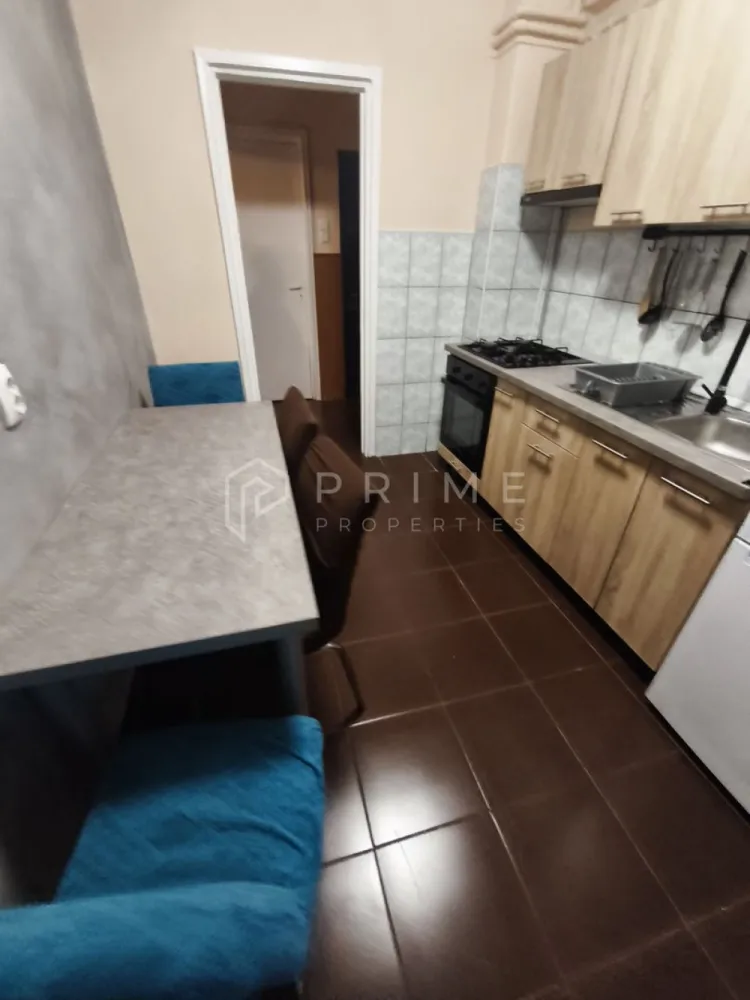 Apartament 2 camere | Mobilat, utilat | Libertății - Vă propunem spre închiriere un apartament cochet, situat într-o zonă liniștită și apreciată din Târgu Mureș, cartierul Bălcescu.

Locuința este semidecomandată și se prezintă într-o stare foarte bună, fiind curată, mobilată și complet utilată, ideală pentru o persoană sau un cuplu.

Compartimentare:
Dormitor
Living
Bucătărie
Baie

Dotări și facilități:
Geamuri termopan
Centrală termică proprie
Racordat la cablu și internet

Apartamentul este disponibil începând cu 01 octombrie și se închiriază pe termen lung.

Preț: 400 €/lună + garanție 1 lună.

La Prime Properties, fiecare tranzacție înseamnă mai mult decât o simplă achiziție – este un proces complet, în care colaborăm cu cei mai buni profesioniști: notari, avocați, designeri, arhitecți, evaluatori, specialiști în certificate energetice, consultanți de credite imobiliare.
Astfel, atunci când alegi o proprietate prin noi, primești la pachet și siguranță, transparență și servicii impecabile pe tot parcursul drumului tău către casa ideală.

Ne dedicăm 100% fiecărui client, iar asta se reflectă în rezultate și în încrederea pe care o primim înapoi prin recomandările lor.
Proprietatea aceasta nu se potrivește exact nevoilor tale?

Lasă-ne să îți găsim alternativa potrivită. Agentul nostru îți va oferi soluții avantajoase și adaptate stilului tău de viață.
📞 Contactează-ne astăzi. Până acum nu am dezamăgit niciun client – și nu vom începe cu tine.