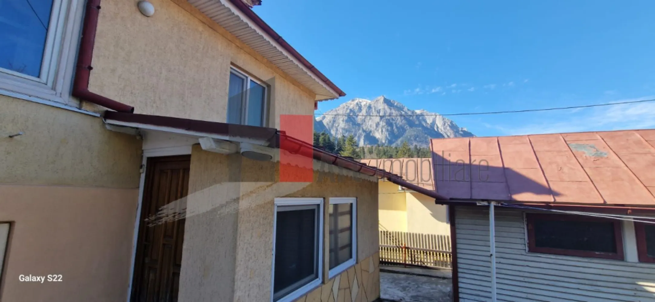 CASA DE VANZARE IN BUSTENI- POIANA TAPULUI - Va prezentam spre vanzare o casa in oras BUSTENI cartier POIANA TAPULUI.
 Casa are 3 camere , bucatarie, baie, hol, garaj .
 Proprietatea are un teren de 272mp. 
 Accesul la proprietate este facil.
 Asezarea locuintei ofera o priveliste deosebit de frumoasa si relaxanta. 
 Pentru mai multe imformatii sau vizionare va rog sa sunati la 0722 371 033.