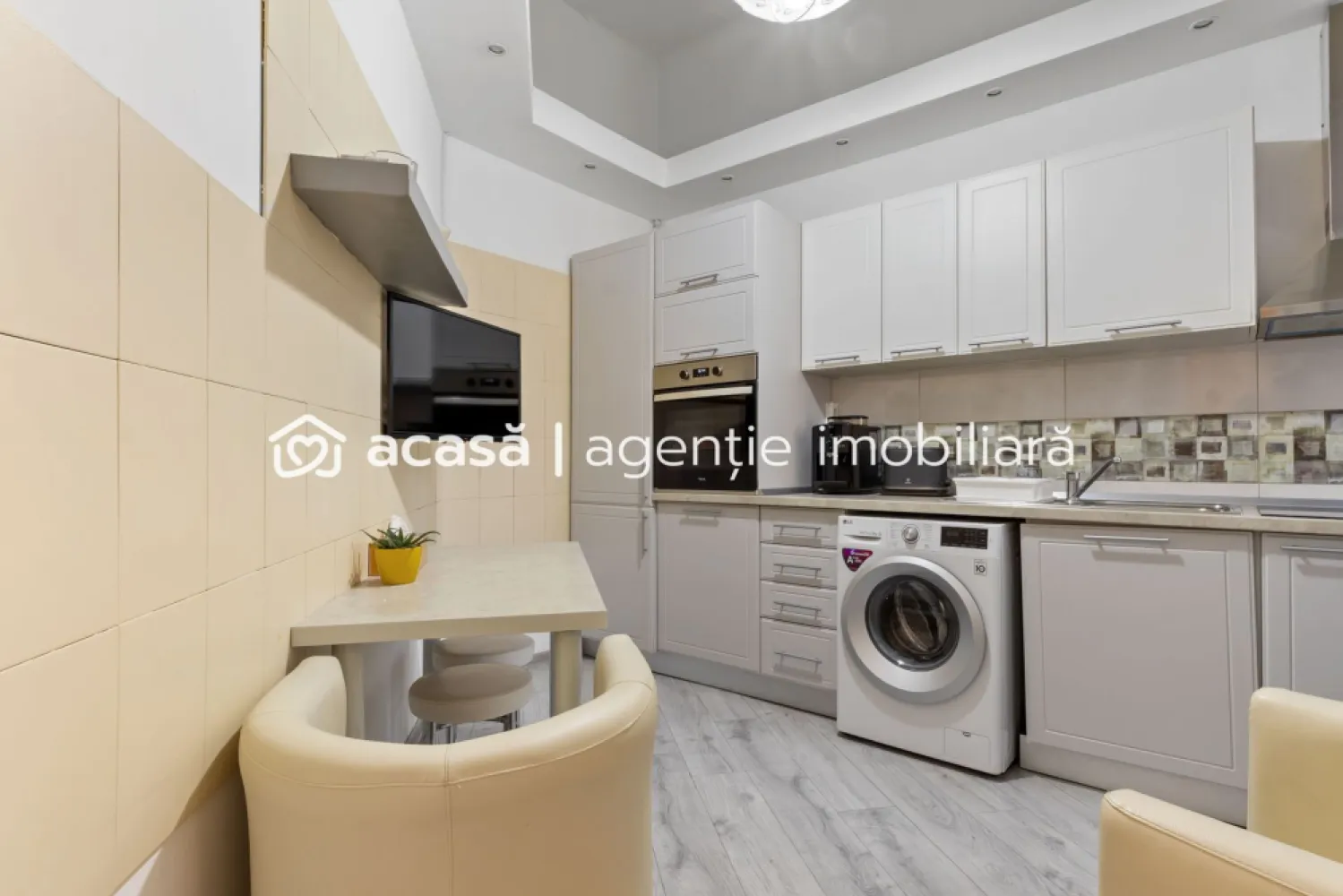 Apartament ultracentral cu 4 camere partial amenajat Comision 0 - Comision 0%
Va propun in exclusivitate un apartament cu 4 camere , situat pe strada Stefan Ciocio Pop intr-o cladire cu o frumusete aparte, recent restaurata , la etajul 2 din 3.

IMPORTANT: Locuinta este compusa din doua apartamente avand coridorul comun, iar incaperile separate ( Vezi schita in poze)
Imobilul dispune de o suprafata utila de aprox 140 mp plus boxa de la subsol. Un apartament este amenajat si celalalt este neamenajat. 

Compartimentarea este dupa cum urmeaza : coridor comun de acces, 2 bucatarii, 2 bai, 3 dormitoare si un living cu potential enorm.
Confortul termic este asigurat prin centrala proprie pe gaz , cu calorifere (apartamentul amenajat) si aparat de aer conditionat.

Instalatia electrica a fost refacuta in anul 2022 , iar cea sanitara in 2018. (in apartamentul amenajat)
Apartamentele se vand si separat pretul fiind de 69.500 euro cel neamenajat si 88.000 euro cel amenajat.

📞 Pentru detalii și programarea unei vizionări:
Blaga Flavius – 0754467525 Consultant imobiliar acreditat APAIR (Asociația Profesională a Agenților Imobiliari din România)

Nu dispui de toată suma? Te ajutăm noi gratuit! Îți obținem oferte de la 16 bănci.
Ai o proprietate de vânzare în Arad și vrei să știi cât valorează cu adevărat?

Birou: ACASĂ | Agenție imobiliară Arad
Adresă: Bulevardul Decebal 2, Arad 310133