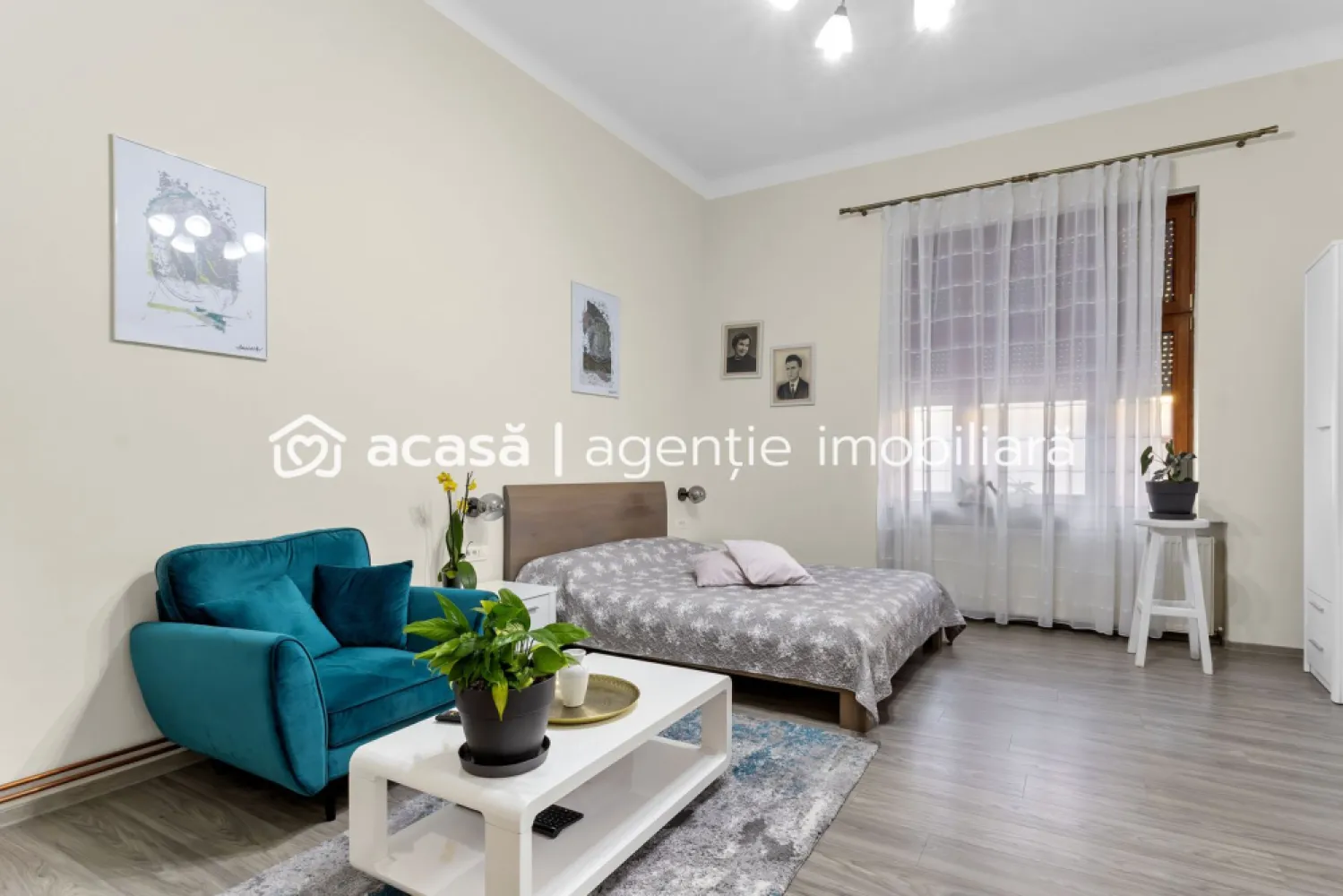 Apartament ultracentral cu 4 camere partial amenajat Comision 0 - Comision 0%
Va propun in exclusivitate un apartament cu 4 camere , situat pe strada Stefan Ciocio Pop intr-o cladire cu o frumusete aparte, recent restaurata , la etajul 2 din 3.

IMPORTANT: Locuinta este compusa din doua apartamente avand coridorul comun, iar incaperile separate ( Vezi schita in poze)
Imobilul dispune de o suprafata utila de aprox 140 mp plus boxa de la subsol. Un apartament este amenajat si celalalt este neamenajat. 

Compartimentarea este dupa cum urmeaza : coridor comun de acces, 2 bucatarii, 2 bai, 3 dormitoare si un living cu potential enorm.
Confortul termic este asigurat prin centrala proprie pe gaz , cu calorifere (apartamentul amenajat) si aparat de aer conditionat.

Instalatia electrica a fost refacuta in anul 2022 , iar cea sanitara in 2018. (in apartamentul amenajat)
Apartamentele se vand si separat pretul fiind de 69.500 euro cel neamenajat si 88.000 euro cel amenajat.

📞 Pentru detalii și programarea unei vizionări:
Blaga Flavius – 0754467525 Consultant imobiliar acreditat APAIR (Asociația Profesională a Agenților Imobiliari din România)

Nu dispui de toată suma? Te ajutăm noi gratuit! Îți obținem oferte de la 16 bănci.
Ai o proprietate de vânzare în Arad și vrei să știi cât valorează cu adevărat?

Birou: ACASĂ | Agenție imobiliară Arad
Adresă: Bulevardul Decebal 2, Arad 310133