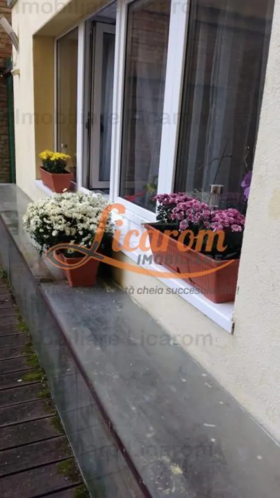 EUROPE RESIDENCE -apartament 2 camere cochet, Avram Iancu. - Licarom Imobiliare propune spre vanzare un apartament , decomandat in zona Blumana str Avram Iancu apropierea magazinului Kaufland,in Complexul EUROPE RESIDENCE.
Apartamentul este foarte cochet cu 2 camere compus dintr-un dormitor micut, un living confortabil, bucatarie, hol, baie mare cu cada si debara.
Apartamentul este situat la parterul blocului,vederea fiind spre curtea interioara a blocului,astfel avand intimitate.
Este ideal pentru a fi folosit in REGIM HOTELIER de INCHIRIERE ,LOCUINTA sau pentru BIROU 
Pretul este 92000 euro.
Pentru mai multe informatii si vizionari,nu ezitati sa ne contactati la telefon 0723985424 Consultant imobiliar Liliana si 0741059397 Consultant imobiliar Calin