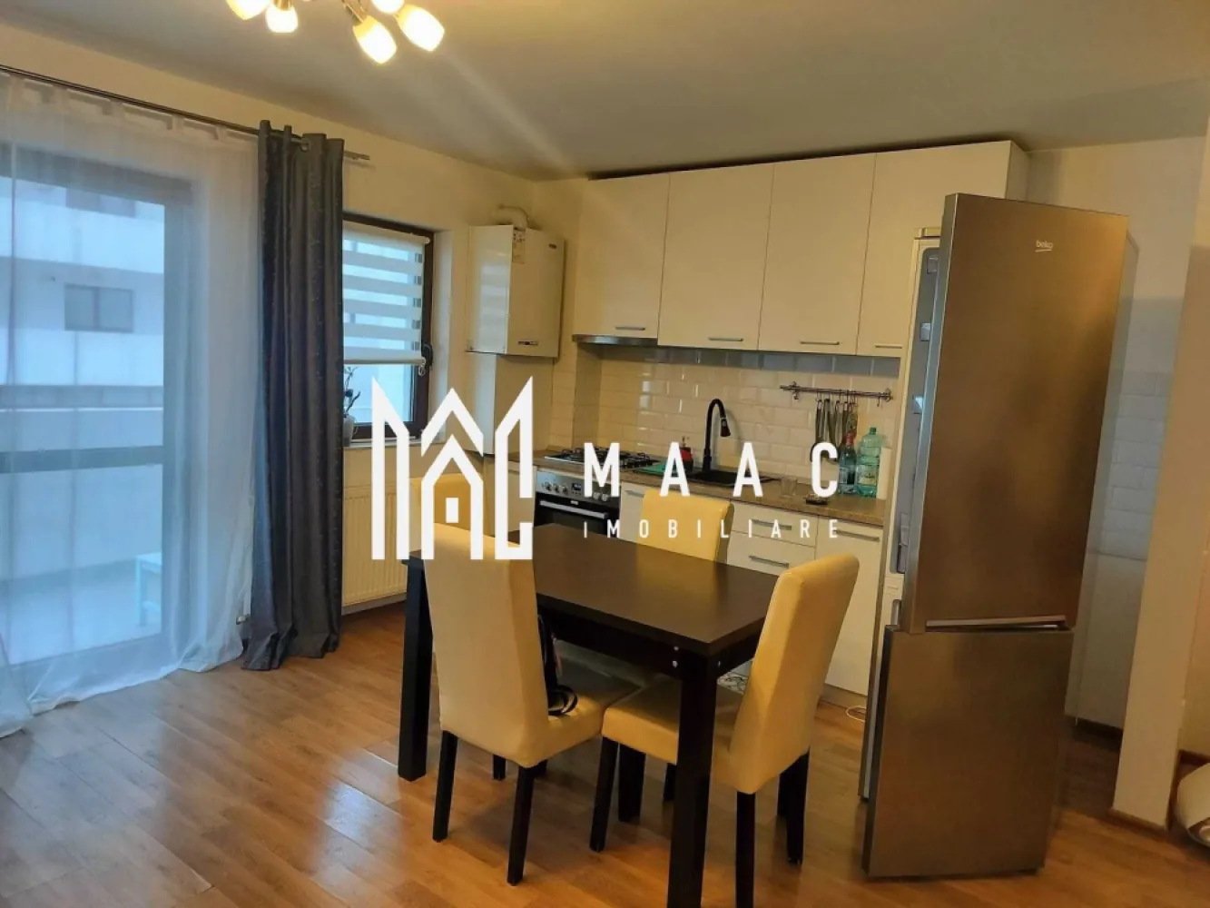 Apartament 2 camere I Doamna Stanca I Etaj 1 - MAAC Imobiliare vă propune spre închiriere un apartament modern cu 2 camere, situat în Șelimbăr, în apropiere de Kaufland și centrul comercial.

 Detalii proprietate
Suprafață utilă: aproximativ 46 mp
Etaj: 1
Compartimentare: living cu bucătărie open-space, dormitor separat
Baie modernă cu duș walk-in (fără cadă)
Balcon generos

 Dotări
Complet mobilat și utilat
Luminos și bine întreținut
Pregătit pentru mutare imediată

 Avantaje
1 loc de parcare inclus
Zonă excelentă, aproape de Kaufland și centre comerciale
Acces rapid către Sibiu
Aproape de magazine, transport și puncte de interes
📞 Pentru mai multe detalii și programarea unei vizionări, menționați telefonic ID-ul anunțului: CP3088234