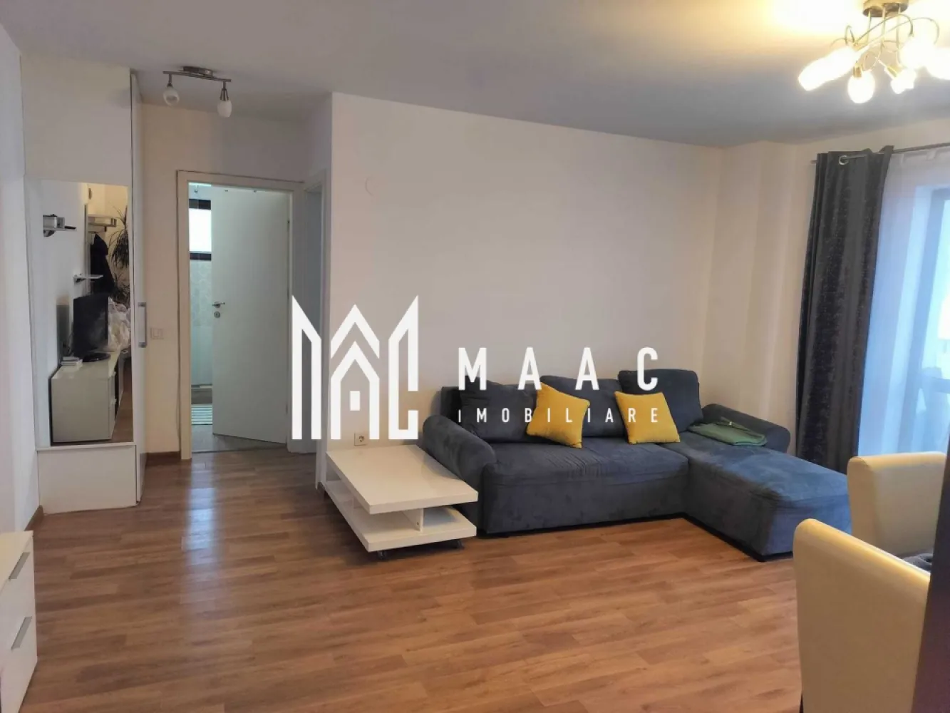 Apartament 2 camere I Doamna Stanca I Etaj 1 - MAAC Imobiliare vă propune spre închiriere un apartament modern cu 2 camere, situat în Șelimbăr, în apropiere de Kaufland și centrul comercial.

 Detalii proprietate
Suprafață utilă: aproximativ 46 mp
Etaj: 1
Compartimentare: living cu bucătărie open-space, dormitor separat
Baie modernă cu duș walk-in (fără cadă)
Balcon generos

 Dotări
Complet mobilat și utilat
Luminos și bine întreținut
Pregătit pentru mutare imediată

 Avantaje
1 loc de parcare inclus
Zonă excelentă, aproape de Kaufland și centre comerciale
Acces rapid către Sibiu
Aproape de magazine, transport și puncte de interes
📞 Pentru mai multe detalii și programarea unei vizionări, menționați telefonic ID-ul anunțului: CP3088234