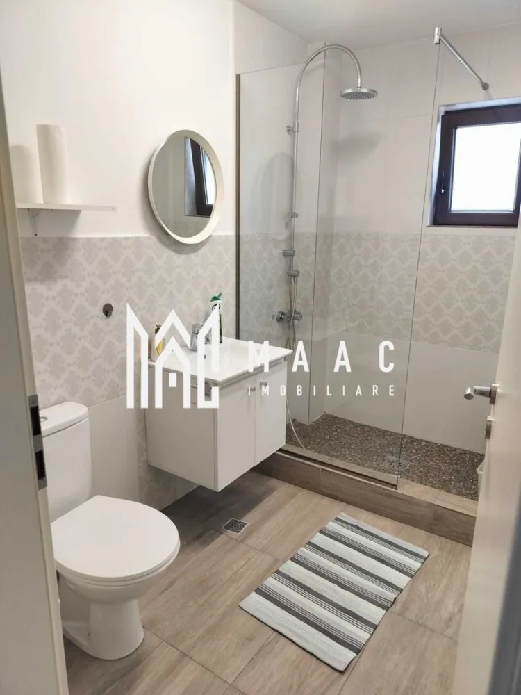 Apartament 2 camere I Doamna Stanca I Etaj 1 - MAAC Imobiliare vă propune spre închiriere un apartament modern cu 2 camere, situat în Șelimbăr, în apropiere de Kaufland și centrul comercial.

 Detalii proprietate
Suprafață utilă: aproximativ 46 mp
Etaj: 1
Compartimentare: living cu bucătărie open-space, dormitor separat
Baie modernă cu duș walk-in (fără cadă)
Balcon generos

 Dotări
Complet mobilat și utilat
Luminos și bine întreținut
Pregătit pentru mutare imediată

 Avantaje
1 loc de parcare inclus
Zonă excelentă, aproape de Kaufland și centre comerciale
Acces rapid către Sibiu
Aproape de magazine, transport și puncte de interes
📞 Pentru mai multe detalii și programarea unei vizionări, menționați telefonic ID-ul anunțului: CP3088234