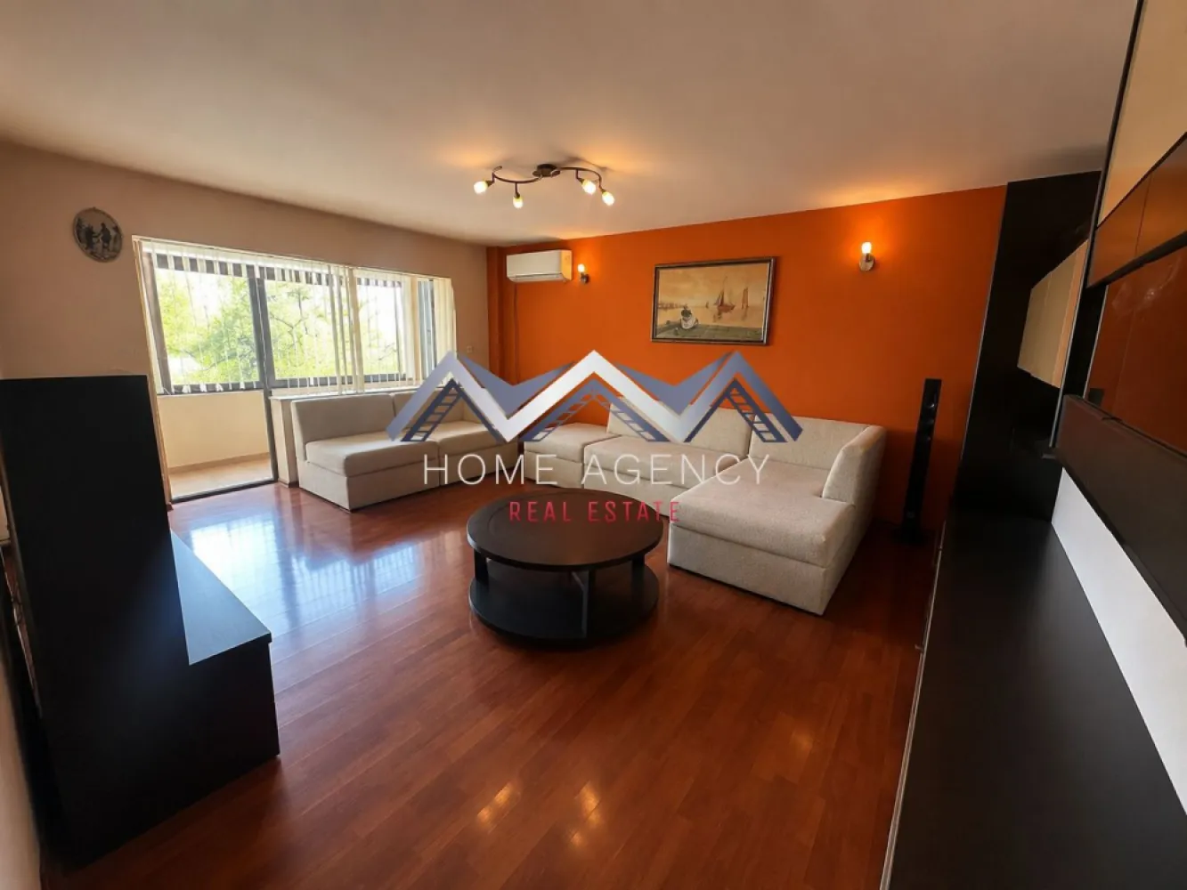 Apartament 4 camere ULTRACENTRAL Otopeni | lângă școală - Vă propunem, spre vânzare, un apartament foarte spațios de 4 camere, decomandat, în suprafață de 91.55 mp utili și două balcoane închise, aflat la etajul 1 al unui bloc cu 3 niveluri, bine întreținut și anvelopat. O locuință ideală pentru familiile care își doresc confort, spațiu și acces rapid la puncte de interes esențiale din zonă.

Holul de acces este amplu și bine delimitat, oferind o tranziție plăcută către zona de zi. Bucătăria, retrasă față de living, este bine organizată și oferă posibilitatea de a fi închisă complet, dacă viitorii proprietari își doresc un spațiu separat de gătit. Livingul, luminos și generos, are deschidere către un balcon închis foarte spațios, care poate servi ca zonă de relaxare, birou sau spațiu suplimentar pentru depozitare.

Zona de odihnă este inteligent separată de restul locuinței printr-o ușă, asigurând liniște deplină și intimitate. Un hol secundar generos oferă acces către cele trei dormitoare, dintre care unul beneficiază de balcon propriu închis. Baia este luminată natural, fiind dotată cu fereastră și cadă.

Clădirea este anvelopată și foarte bine izolată atât la exterior, cât și suplimentar la interior (vată minerală + rigips), ceea ce asigură un confort termic sporit și costuri reduse de întreținere. Scara blocului este curată și întreținută.

Localizarea reprezintă un avantaj major: apartamentul se află chiar vizavi de școală - Liceul Teoretic "Ioan Petruș" și câteva minute de mers pe jos de Grădinița Nr. 1 cu program prelungit, 1 minut de mers pe jos de viitoarea stație de metrou, și în imediata apropiere a magazinelor, restaurantelor, pieței, stațiilor de transport în comun și altor facilități esențiale, precum și DN1, Aeroport, Centură etc.

O proprietate foarte bine compartimentată, luminoasă și bine proporționată, într-un imobil îngrijit, perfectă pentru o familie care caută un cămin stabil, spațios și bine amplasat în zona ultracentrală a orașului Otopeni.

Programează acum o vizionare!