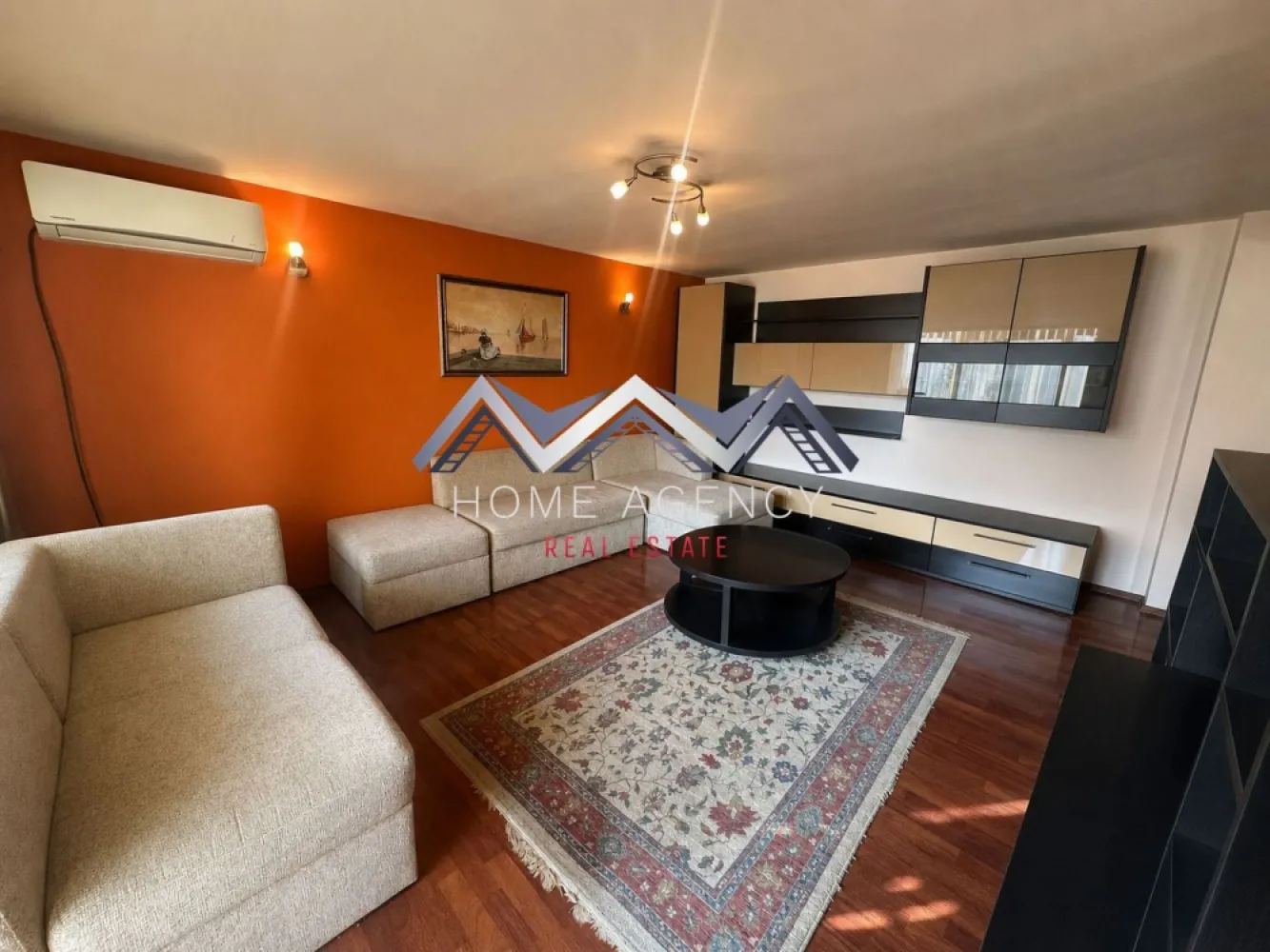 Apartament 4 camere ULTRACENTRAL Otopeni | lângă școală - Vă propunem, spre vânzare, un apartament foarte spațios de 4 camere, decomandat, în suprafață de 91.55 mp utili și două balcoane închise, aflat la etajul 1 al unui bloc cu 3 niveluri, bine întreținut și anvelopat. O locuință ideală pentru familiile care își doresc confort, spațiu și acces rapid la puncte de interes esențiale din zonă.

Holul de acces este amplu și bine delimitat, oferind o tranziție plăcută către zona de zi. Bucătăria, retrasă față de living, este bine organizată și oferă posibilitatea de a fi închisă complet, dacă viitorii proprietari își doresc un spațiu separat de gătit. Livingul, luminos și generos, are deschidere către un balcon închis foarte spațios, care poate servi ca zonă de relaxare, birou sau spațiu suplimentar pentru depozitare.

Zona de odihnă este inteligent separată de restul locuinței printr-o ușă, asigurând liniște deplină și intimitate. Un hol secundar generos oferă acces către cele trei dormitoare, dintre care unul beneficiază de balcon propriu închis. Baia este luminată natural, fiind dotată cu fereastră și cadă.

Clădirea este anvelopată și foarte bine izolată atât la exterior, cât și suplimentar la interior (vată minerală + rigips), ceea ce asigură un confort termic sporit și costuri reduse de întreținere. Scara blocului este curată și întreținută.

Localizarea reprezintă un avantaj major: apartamentul se află chiar vizavi de școală - Liceul Teoretic "Ioan Petruș" și câteva minute de mers pe jos de Grădinița Nr. 1 cu program prelungit, 1 minut de mers pe jos de viitoarea stație de metrou, și în imediata apropiere a magazinelor, restaurantelor, pieței, stațiilor de transport în comun și altor facilități esențiale, precum și DN1, Aeroport, Centură etc.

O proprietate foarte bine compartimentată, luminoasă și bine proporționată, într-un imobil îngrijit, perfectă pentru o familie care caută un cămin stabil, spațios și bine amplasat în zona ultracentrală a orașului Otopeni.

Programează acum o vizionare!