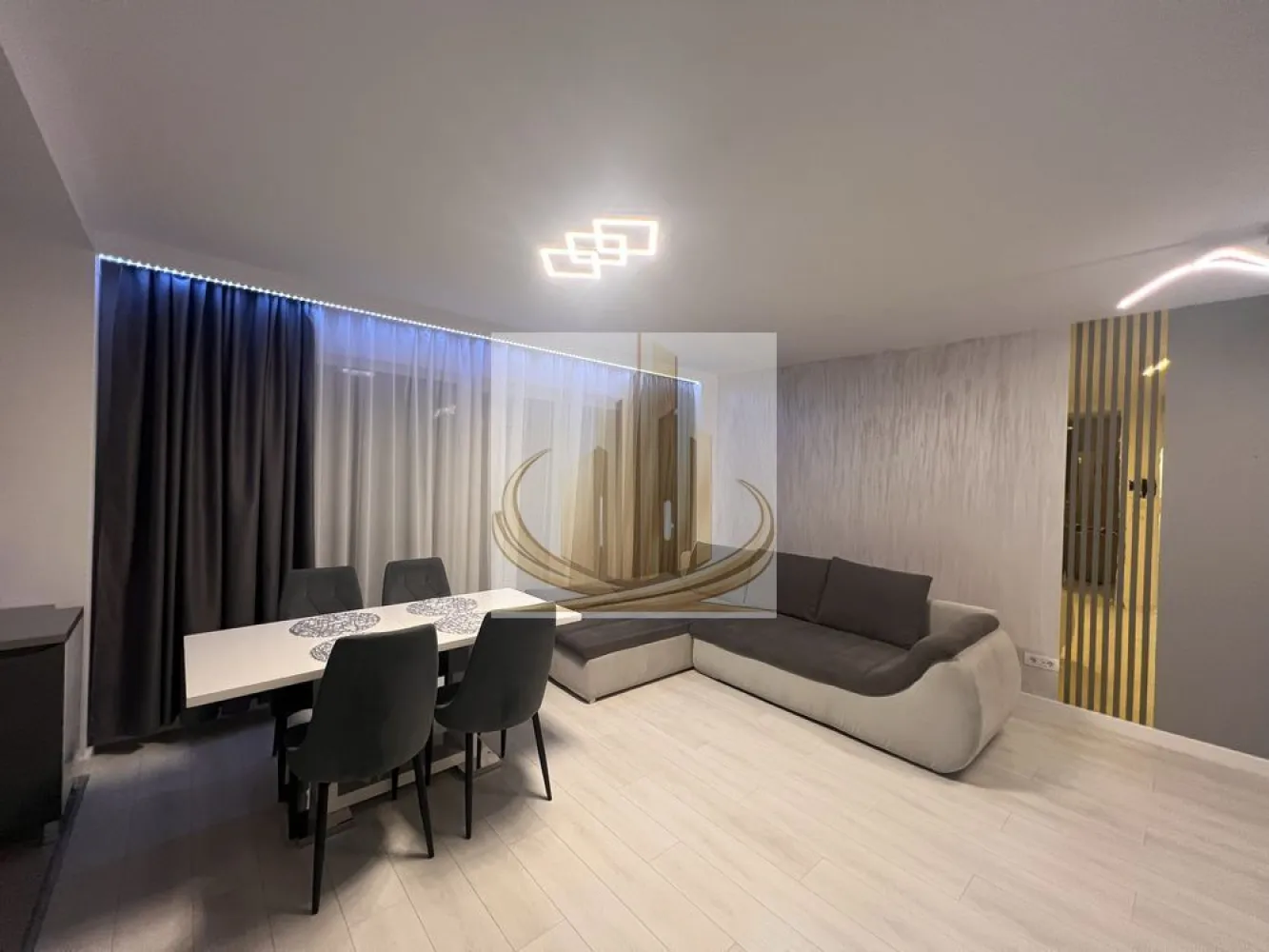 Ap 2 Camere | Parcare Subterană | Iris | Finisaje premium | Investitie - Grand Mobilis Imobiliare vă propune spre vânzare un apartament deosebit cu 2 camere, situat în prestigiosul ansamblu rezidențial Iris Armoniei, unul dintre cele mai apreciate complexe rezidențiale noi din zonă.

Apartamentul are o suprafață utilă de 57.45 mp, la care se adaugă un balcon generos de 7 mp, și beneficiază de loc de parcare subteran complet acoperit, inclus în preț.

Situat la etajul 6 din 11, într-un imobil modern prevăzut cu 2 lifturi KONE, proprietatea se remarcă prin finisajele premium și atenția la detalii.

👉 Apartamentul a fost amenajat la standarde superioare față de celelalte apartamente din complex, proprietarul alegând materiale și finisaje mai moderne și mai calitative decât cele propuse inițial de dezvoltator.

📐 Compartimentare:
Hol de acces
Living luminos
Bucătărie
Dormitor spațios
Dressing
Baie
Balcon generos
🏢 Dotări & finisaje:
Centrală proprie în condensare Vaillant
Încălzire în pardoseală TECE
Aer condiționat 12.000 BTU
Termostate touchscreen în fiecare cameră
Uși premium Porta Doors
Aparataj electric Gewiss
Videointerfon
Tencuieli decorative San Marco
Benzi LED încastrate
Parchet și finisaje premium
Spațiu de depozitare pe balcon cu rulou electric

✔️ Apartamentul se vinde complet mobilat și utilat, exact ca în fotografii.

🌿 Despre complex:

Ansamblul Iris Armoniei beneficiază de:

spații verzi și locuri de joacă
acces securizat
Profi, cabinete medicale, salon și alte spații comerciale chiar în complex
📍 Poziție excelentă:

Situat într-o zonă modernă și foarte bine conectată, cu acces facil către:

magazine și centre comerciale
restaurante și cafenele
școli și grădinițe
mijloace de transport
principalele artere ale orașului
💼 Ideal pentru:

✔️ Locuință premium pentru un cuplu sau o familie
✔️ Investiție excelentă, datorită poziției foarte bune și randamentului ridicat de închiriere din zonă
✔️ Proprietate ideală atât pentru locuit, cât și pentru închiriere pe termen lung, într-o zonă cu cerere ridicată

💰 Preț: 145.000 Euro – negociabil
✔️ Se acceptă și credit bancar.

📞 Pentru mai multe informații și programarea unei vizionări, echipa Grand Mobilis Imobiliare vă stă la dispoziție!
ID Intern: CP3088242