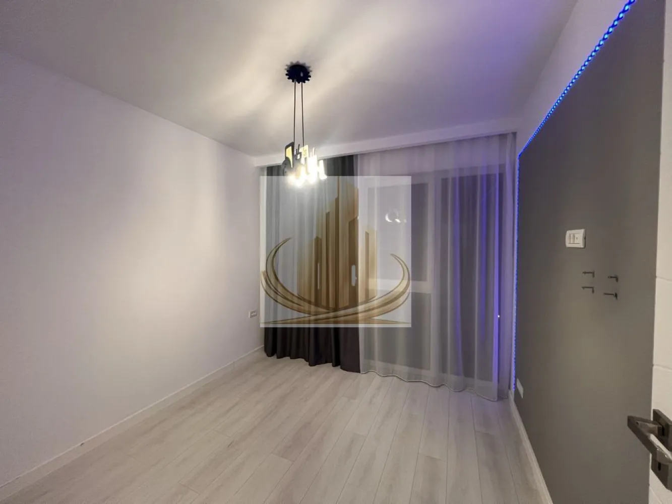 Ap 2 Camere | Parcare Subterană | Iris | Finisaje premium | Investitie - Grand Mobilis Imobiliare vă propune spre vânzare un apartament deosebit cu 2 camere, situat în prestigiosul ansamblu rezidențial Iris Armoniei, unul dintre cele mai apreciate complexe rezidențiale noi din zonă.

Apartamentul are o suprafață utilă de 57.45 mp, la care se adaugă un balcon generos de 7 mp, și beneficiază de loc de parcare subteran complet acoperit, inclus în preț.

Situat la etajul 6 din 11, într-un imobil modern prevăzut cu 2 lifturi KONE, proprietatea se remarcă prin finisajele premium și atenția la detalii.

👉 Apartamentul a fost amenajat la standarde superioare față de celelalte apartamente din complex, proprietarul alegând materiale și finisaje mai moderne și mai calitative decât cele propuse inițial de dezvoltator.

📐 Compartimentare:
Hol de acces
Living luminos
Bucătărie
Dormitor spațios
Dressing
Baie
Balcon generos
🏢 Dotări & finisaje:
Centrală proprie în condensare Vaillant
Încălzire în pardoseală TECE
Aer condiționat 12.000 BTU
Termostate touchscreen în fiecare cameră
Uși premium Porta Doors
Aparataj electric Gewiss
Videointerfon
Tencuieli decorative San Marco
Benzi LED încastrate
Parchet și finisaje premium
Spațiu de depozitare pe balcon cu rulou electric

✔️ Apartamentul se vinde complet mobilat și utilat, exact ca în fotografii.

🌿 Despre complex:

Ansamblul Iris Armoniei beneficiază de:

spații verzi și locuri de joacă
acces securizat
Profi, cabinete medicale, salon și alte spații comerciale chiar în complex
📍 Poziție excelentă:

Situat într-o zonă modernă și foarte bine conectată, cu acces facil către:

magazine și centre comerciale
restaurante și cafenele
școli și grădinițe
mijloace de transport
principalele artere ale orașului
💼 Ideal pentru:

✔️ Locuință premium pentru un cuplu sau o familie
✔️ Investiție excelentă, datorită poziției foarte bune și randamentului ridicat de închiriere din zonă
✔️ Proprietate ideală atât pentru locuit, cât și pentru închiriere pe termen lung, într-o zonă cu cerere ridicată

💰 Preț: 145.000 Euro – negociabil
✔️ Se acceptă și credit bancar.

📞 Pentru mai multe informații și programarea unei vizionări, echipa Grand Mobilis Imobiliare vă stă la dispoziție!
ID Intern: CP3088242