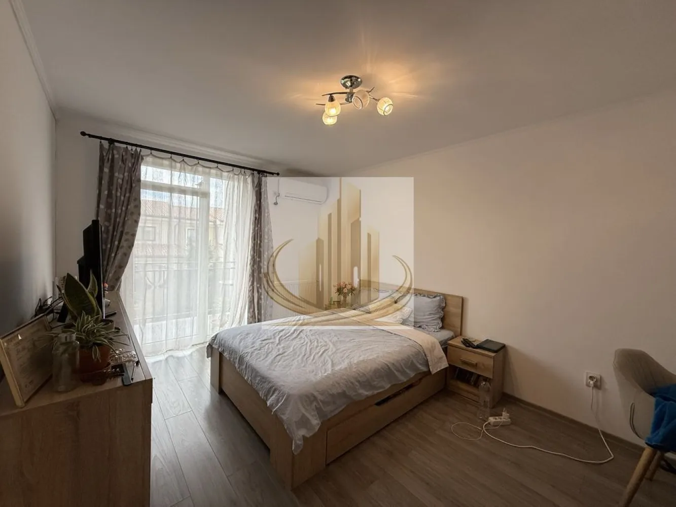 🏡Apartament modern 1 camera- Giroc - 🏡✨ Grand Mobilis Imobiliare ✨🏡

Grand Mobilis Imobiliare vă propune spre vânzare un apartament cochet cu 1 cameră, situat în zona Giroc, pe o stradă asfaltată și ușor accesibilă. 🚗🛣️

🔑 Apartamentul se vinde complet mobilat și utilat, fiind pregătit pentru mutare imediată!

✅ Dotări și beneficii:
🔥 Centrală proprie + calorifere
❄️ Aer condiționat
🍽️ Mașină de spălat vase
🧺 Mașină de spălat rufe
🛋️ Mobilier modern și funcțional
📍 Zonă liniștită și acces facil

💰 Ideal atât pentru locuit, cât și pentru investiție!
📈 Oportunitate excelentă pentru închiriere sau locuință personală.

📞 Pentru mai multe detalii și programarea unei vizionări, nu ezitați să ne contactați!