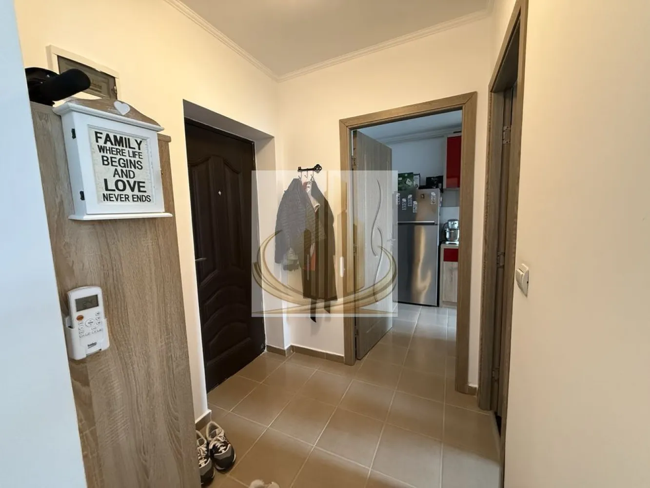 🏡Apartament modern 1 camera- Giroc - 🏡✨ Grand Mobilis Imobiliare ✨🏡

Grand Mobilis Imobiliare vă propune spre vânzare un apartament cochet cu 1 cameră, situat în zona Giroc, pe o stradă asfaltată și ușor accesibilă. 🚗🛣️

🔑 Apartamentul se vinde complet mobilat și utilat, fiind pregătit pentru mutare imediată!

✅ Dotări și beneficii:
🔥 Centrală proprie + calorifere
❄️ Aer condiționat
🍽️ Mașină de spălat vase
🧺 Mașină de spălat rufe
🛋️ Mobilier modern și funcțional
📍 Zonă liniștită și acces facil

💰 Ideal atât pentru locuit, cât și pentru investiție!
📈 Oportunitate excelentă pentru închiriere sau locuință personală.

📞 Pentru mai multe detalii și programarea unei vizionări, nu ezitați să ne contactați!