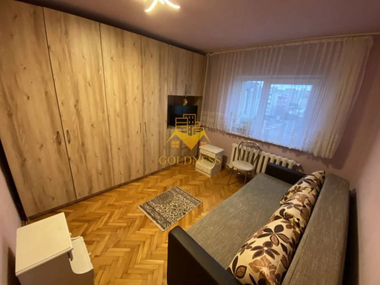 3 camere decomandate, modern, parcare, Manastur, Kaufland, BAM, MOL - GOLDNESS Imobiliare vă propune spre închiriere un apartament cu 3 camere complet mobilat și utilat, la etajul 4 într-un imobil de 4 etaje, în Cartierul Manastur.
Dispune de loc de parcare!
Se află în apropierea stațiilor de transport în comun, magazine, restaurante, spații verzi, farmacii, etc. 

Apartamentul este compartimentat astfel:
 - dormitor cu canapea extensibila, dulap , TV
 -dormitor cu canapea extensibila ,birou, dulap
 -dormitor cu canapea extensibila, dulap
 - bucatarie complet utilată și mobilată, loc de servit masa 
 - baie cu cada, calorifer port prosop și dulap pentru depozitare.

Imobilul este dotat cu toate cele necesare- centrală proprie, frigider, aragaz, hotă, mașină de spălat haine, etc. 

Dacă sunteți interesați de acest apartament și doriți să îl vizionați, dar și pentru alte oferte nu ezitați să ne contactați telefonic sau prin e-mail. Vă stăm la dispoziție!
Pentru intermediere se percepe un comision de 50% din prețul chiriei!