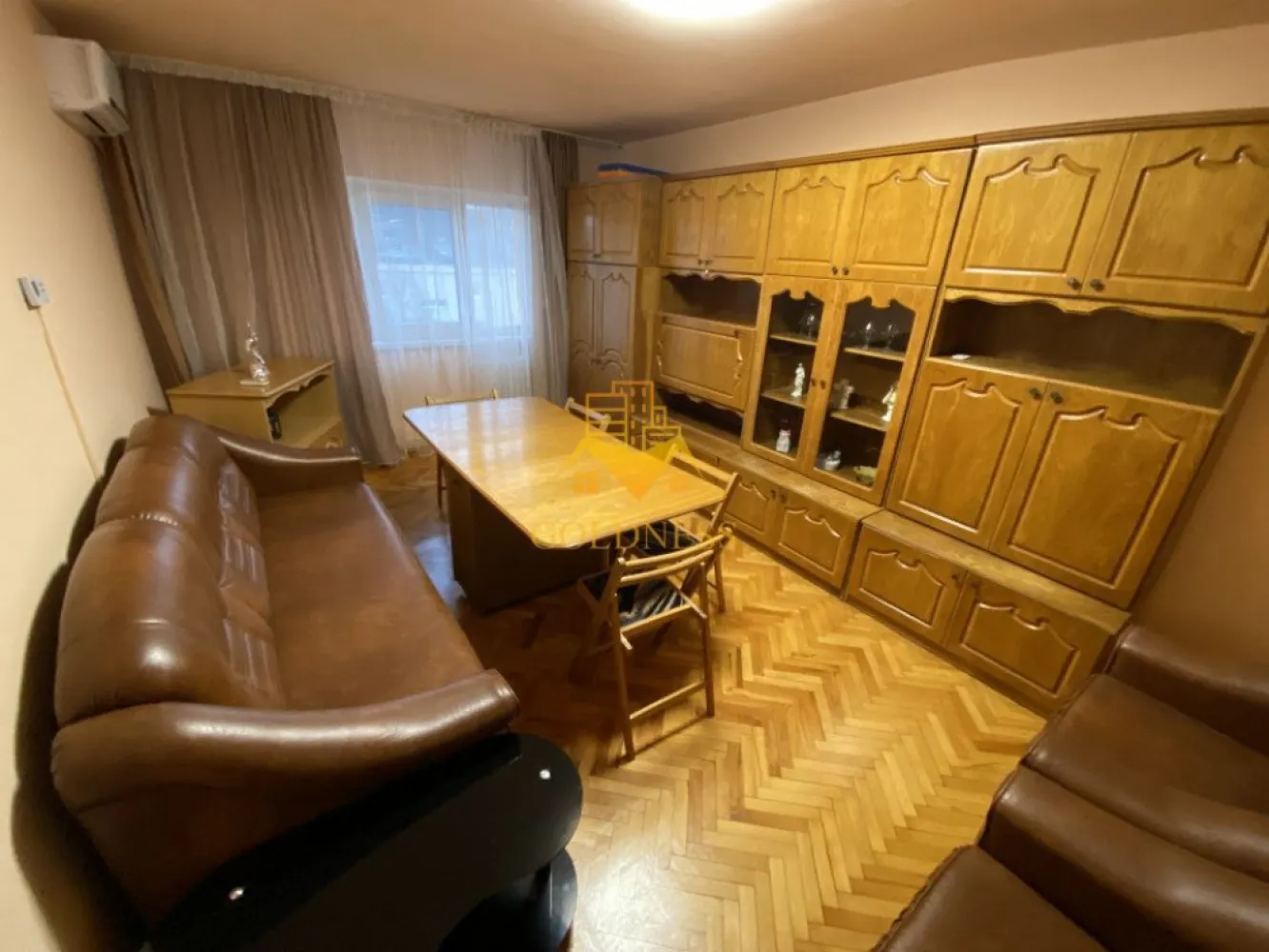 3 camere decomandate, modern, parcare, Manastur, Kaufland, BAM, MOL - GOLDNESS Imobiliare vă propune spre închiriere un apartament cu 3 camere complet mobilat și utilat, la etajul 4 într-un imobil de 4 etaje, în Cartierul Manastur.
Dispune de loc de parcare!
Se află în apropierea stațiilor de transport în comun, magazine, restaurante, spații verzi, farmacii, etc. 

Apartamentul este compartimentat astfel:
 - dormitor cu canapea extensibila, dulap , TV
 -dormitor cu canapea extensibila ,birou, dulap
 -dormitor cu canapea extensibila, dulap
 - bucatarie complet utilată și mobilată, loc de servit masa 
 - baie cu cada, calorifer port prosop și dulap pentru depozitare.

Imobilul este dotat cu toate cele necesare- centrală proprie, frigider, aragaz, hotă, mașină de spălat haine, etc. 

Dacă sunteți interesați de acest apartament și doriți să îl vizionați, dar și pentru alte oferte nu ezitați să ne contactați telefonic sau prin e-mail. Vă stăm la dispoziție!
Pentru intermediere se percepe un comision de 50% din prețul chiriei!
