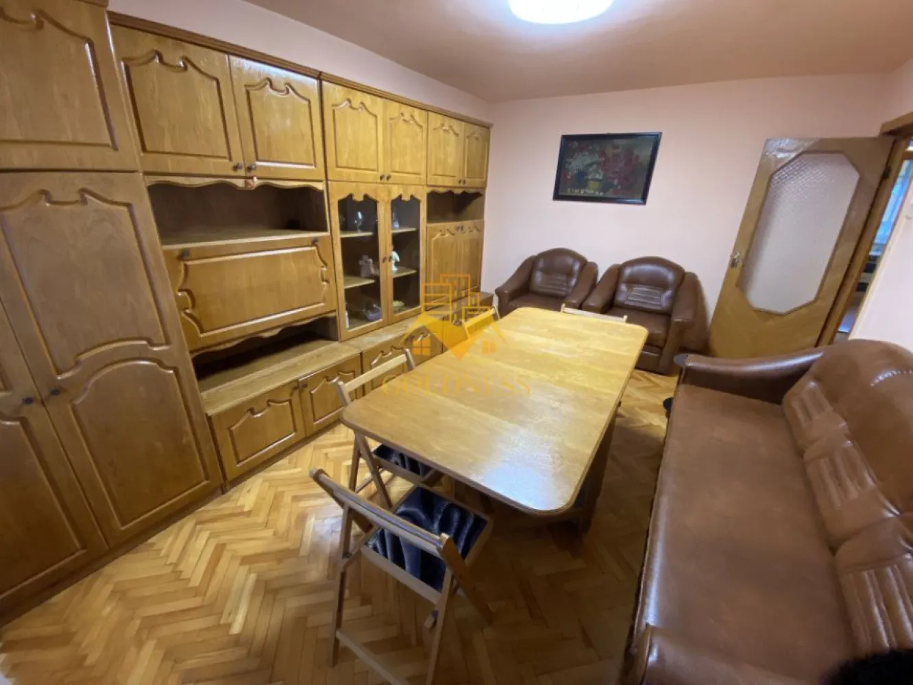 3 camere decomandate, modern, parcare, Manastur, Kaufland, BAM, MOL - GOLDNESS Imobiliare vă propune spre închiriere un apartament cu 3 camere complet mobilat și utilat, la etajul 4 într-un imobil de 4 etaje, în Cartierul Manastur.
Dispune de loc de parcare!
Se află în apropierea stațiilor de transport în comun, magazine, restaurante, spații verzi, farmacii, etc. 

Apartamentul este compartimentat astfel:
 - dormitor cu canapea extensibila, dulap , TV
 -dormitor cu canapea extensibila ,birou, dulap
 -dormitor cu canapea extensibila, dulap
 - bucatarie complet utilată și mobilată, loc de servit masa 
 - baie cu cada, calorifer port prosop și dulap pentru depozitare.

Imobilul este dotat cu toate cele necesare- centrală proprie, frigider, aragaz, hotă, mașină de spălat haine, etc. 

Dacă sunteți interesați de acest apartament și doriți să îl vizionați, dar și pentru alte oferte nu ezitați să ne contactați telefonic sau prin e-mail. Vă stăm la dispoziție!
Pentru intermediere se percepe un comision de 50% din prețul chiriei!