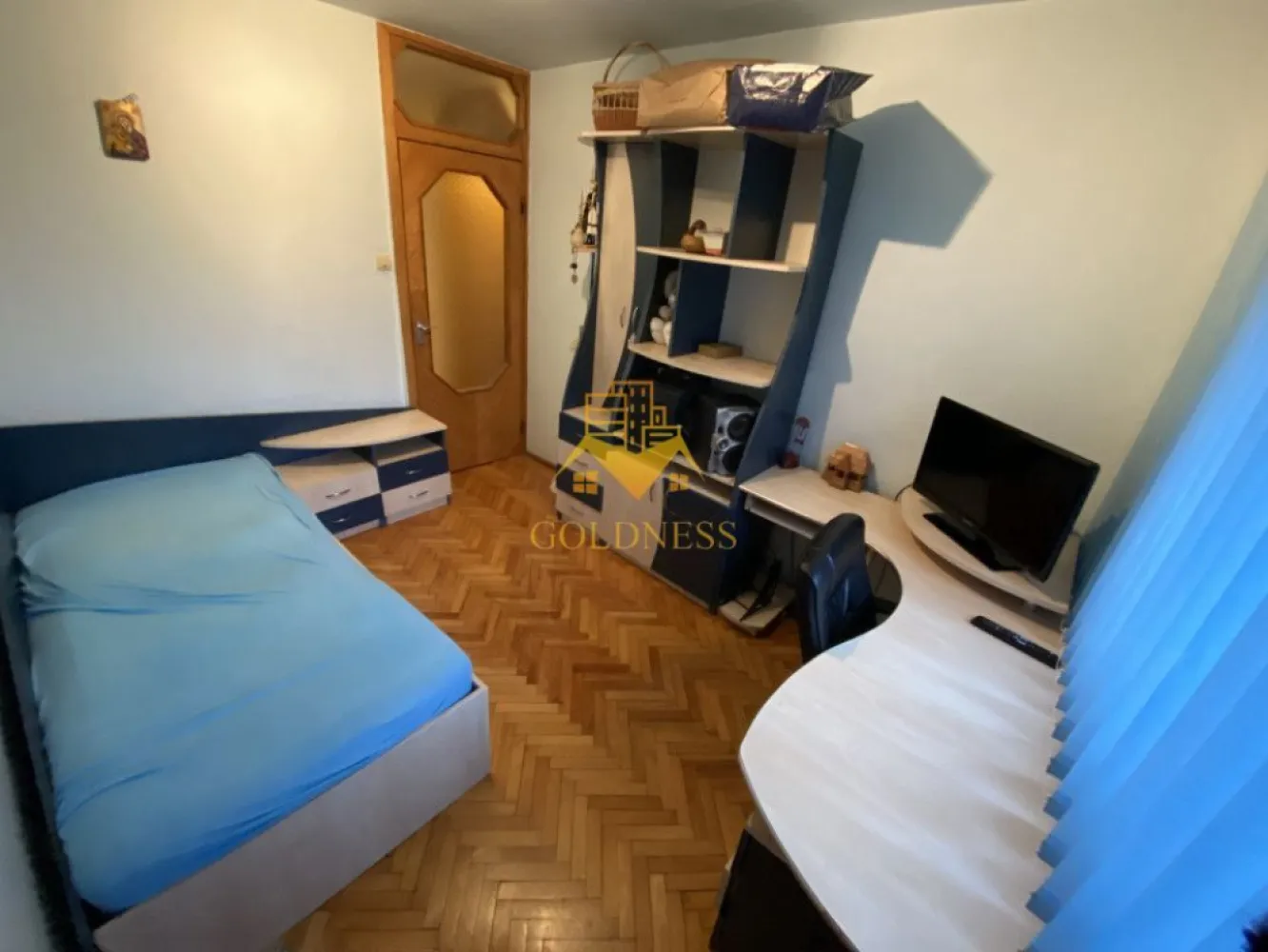 3 camere decomandate, modern, parcare, Manastur, Kaufland, BAM, MOL - GOLDNESS Imobiliare vă propune spre închiriere un apartament cu 3 camere complet mobilat și utilat, la etajul 4 într-un imobil de 4 etaje, în Cartierul Manastur.
Dispune de loc de parcare!
Se află în apropierea stațiilor de transport în comun, magazine, restaurante, spații verzi, farmacii, etc. 

Apartamentul este compartimentat astfel:
 - dormitor cu canapea extensibila, dulap , TV
 -dormitor cu canapea extensibila ,birou, dulap
 -dormitor cu canapea extensibila, dulap
 - bucatarie complet utilată și mobilată, loc de servit masa 
 - baie cu cada, calorifer port prosop și dulap pentru depozitare.

Imobilul este dotat cu toate cele necesare- centrală proprie, frigider, aragaz, hotă, mașină de spălat haine, etc. 

Dacă sunteți interesați de acest apartament și doriți să îl vizionați, dar și pentru alte oferte nu ezitați să ne contactați telefonic sau prin e-mail. Vă stăm la dispoziție!
Pentru intermediere se percepe un comision de 50% din prețul chiriei!