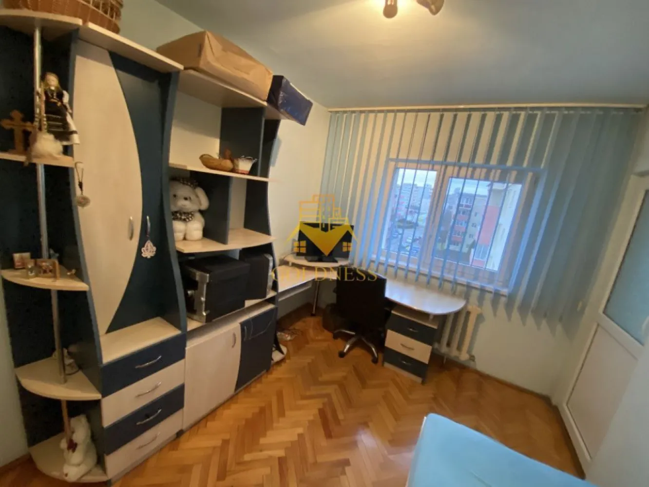 3 camere decomandate, modern, parcare, Manastur, Kaufland, BAM, MOL - GOLDNESS Imobiliare vă propune spre închiriere un apartament cu 3 camere complet mobilat și utilat, la etajul 4 într-un imobil de 4 etaje, în Cartierul Manastur.
Dispune de loc de parcare!
Se află în apropierea stațiilor de transport în comun, magazine, restaurante, spații verzi, farmacii, etc. 

Apartamentul este compartimentat astfel:
 - dormitor cu canapea extensibila, dulap , TV
 -dormitor cu canapea extensibila ,birou, dulap
 -dormitor cu canapea extensibila, dulap
 - bucatarie complet utilată și mobilată, loc de servit masa 
 - baie cu cada, calorifer port prosop și dulap pentru depozitare.

Imobilul este dotat cu toate cele necesare- centrală proprie, frigider, aragaz, hotă, mașină de spălat haine, etc. 

Dacă sunteți interesați de acest apartament și doriți să îl vizionați, dar și pentru alte oferte nu ezitați să ne contactați telefonic sau prin e-mail. Vă stăm la dispoziție!
Pentru intermediere se percepe un comision de 50% din prețul chiriei!