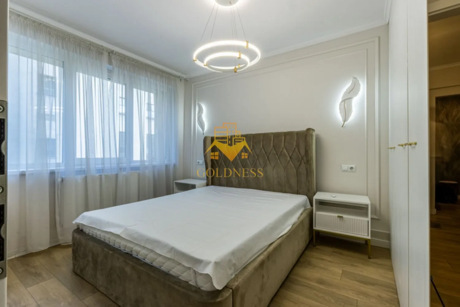 2 camere,lux, zona centrala,Piata Mihai Viteazu,Panemar,Mc Donald's - GOLDNESS Imobiliare vă propune spre închiriere un apartament cu 2 camere complet mobilat și utilat, la etajul 2 într-un imobil de 5 etaje, în zona centrala. Apartamentul este compartimentat astfel:
 - dormitor cu pat matrimonial, dressing, noptiere
 - living cu canapea extensibila, masutana pentru cafea
 - bucatarie complet mobilata, utilata, loc de luat masa
 - baie cu cabina de dus, calorifer port prosop inox și dulap pentru depozitare.
 - terasa de 4 mp.

Imobilul este dotat cu toate cele necesare- centrală proprie, mașină de spălat haine, frigider, plită electrică, hotă, etc. 
Se află în apropierea stațiilor de transport în comun, magazine, restaurante, spații verzi, farmacii, etc. 
Posibilitate de parcare in zona sau in curtea interioara.

Dacă sunteți interesați de acest apartament și doriți să îl vizionați, dar și pentru alte oferte sau detalii nu ezitați să ne contactați telefonic sau prin e-mail - goldnessimobiliare@gmail.com. Vă stăm la dispoziție!