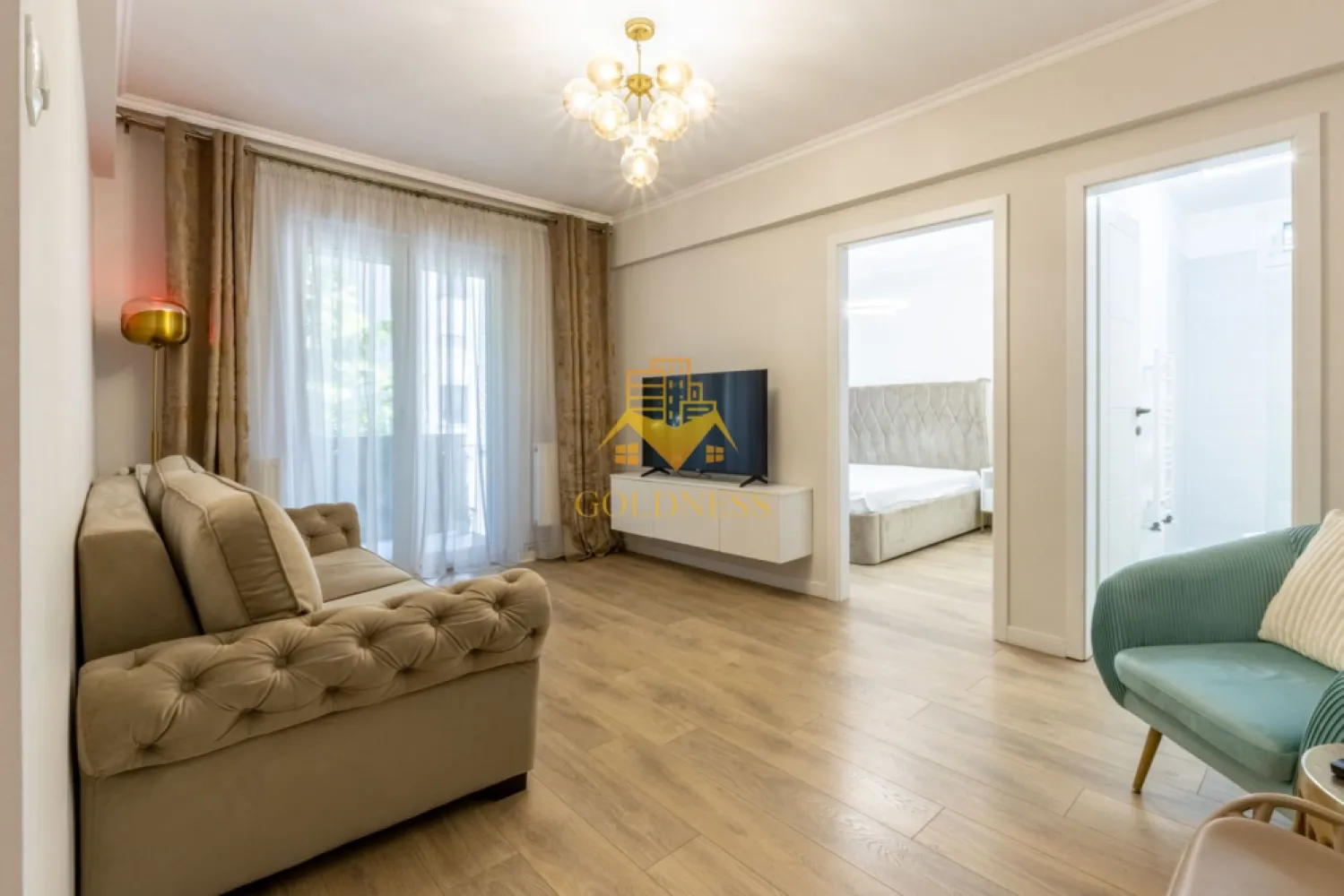 2 camere,lux, zona centrala,Piata Mihai Viteazu,Panemar,Mc Donald's - GOLDNESS Imobiliare vă propune spre închiriere un apartament cu 2 camere complet mobilat și utilat, la etajul 2 într-un imobil de 5 etaje, în zona centrala. Apartamentul este compartimentat astfel:
 - dormitor cu pat matrimonial, dressing, noptiere
 - living cu canapea extensibila, masutana pentru cafea
 - bucatarie complet mobilata, utilata, loc de luat masa
 - baie cu cabina de dus, calorifer port prosop inox și dulap pentru depozitare.
 - terasa de 4 mp.

Imobilul este dotat cu toate cele necesare- centrală proprie, mașină de spălat haine, frigider, plită electrică, hotă, etc. 
Se află în apropierea stațiilor de transport în comun, magazine, restaurante, spații verzi, farmacii, etc. 
Posibilitate de parcare in zona sau in curtea interioara.

Dacă sunteți interesați de acest apartament și doriți să îl vizionați, dar și pentru alte oferte sau detalii nu ezitați să ne contactați telefonic sau prin e-mail - goldnessimobiliare@gmail.com. Vă stăm la dispoziție!