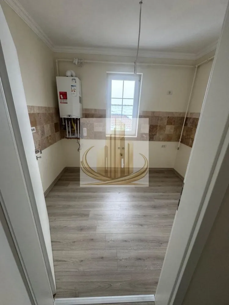 🏡Grand Mobilis Apartament lux - Grand Mobilis Imobiliare vă propune spre vânzare un apartament deosebit cu 2 camere, având o suprafață utilă de 54 mp, situat în Giroc, într-un ansamblu rezidențial modern construit în anul 2023, într-o zonă liniștită, dar excelent conectată cu orașul.

Proprietatea se remarcă prin amenajarea realizată cu mult bun gust, atenția la detalii și materialele premium folosite, fiind ideală pentru persoanele care își doresc confort, calitate și o locuință gata de mutare.

📐 Detalii proprietate:
Apartament cu 2 camere
Etaj: 1
Bloc nou – construcție 2022
Bloc cu acoperiș și pod
Loc de parcare înscris în CF
Acces în parcarea ansamblului prin barieră cu telecomandă

🏡 Compartimentare:
Living mare și luminos
Bucătărie închisă
Dormitor spațios
Baie
Hol
Balcon generos, cu acces atât din bucatarie, cât și living

🏢 Finisaje & dotări:
Încălzire în pardoseală prin centrală proprie
Costuri foarte reduse de întreținere datorită construcției eficiente energetic
Finisaje premium:
travertin pe pardoseală și pereți
tâmplărie Salamander 82 mm, 7 camere
geamuri tripan
Apartament amenajat modern, cu accent pe confort și calitate

👉 Ansamblul rezidențial este foarte frumos amenajat, cu spații verzi și plante ornamentale, oferind un ambient liniștit și plăcut.

📍 Locație – unul dintre marile avantaje:
Ansamblul este situat la asfalt
La doar câteva minute de zona Hotel IQ și centrul comercial din Giroc

În imediata apropiere:

Lidl, Mega Image și alte magazine
farmacii, brutării, sală de sport
restaurante și cafenele
facilități sportive:
terenuri de fotbal
terenuri de tenis
terenuri de volei pe nisip

👉 Zonă liniștită, dar foarte bine conectată:

acces rapid către Calea Girocului și Spitalul Județean
aproximativ 10 minute până la centura ocolitoare
aproximativ 10 minute până la Complexul Studențesc
💼 Potrivit pentru:

✔️ Cupluri sau familii care caută finisaje premium și confort superior într-o zonă liniștită
✔️ Studenți sau medici rezidenți, datorită proximității față de Complexul Studențesc și Spitalul Județean
✔️ Investiție excelentă, având în vedere randamentul ridicat de închiriere din zonă și poziționarea foarte bună

📞 Pentru mai multe informații și programarea unei vizionări, echipa Grand Mobilis Imobiliare vă stă la dispoziție!
ID intern CP3088377