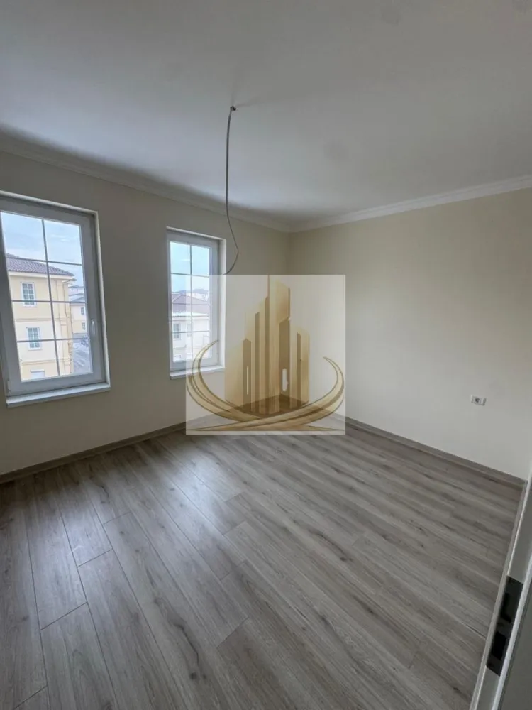 🏡Grand Mobilis Apartament lux - Grand Mobilis Imobiliare vă propune spre vânzare un apartament deosebit cu 2 camere, având o suprafață utilă de 54 mp, situat în Giroc, într-un ansamblu rezidențial modern construit în anul 2023, într-o zonă liniștită, dar excelent conectată cu orașul.

Proprietatea se remarcă prin amenajarea realizată cu mult bun gust, atenția la detalii și materialele premium folosite, fiind ideală pentru persoanele care își doresc confort, calitate și o locuință gata de mutare.

📐 Detalii proprietate:
Apartament cu 2 camere
Etaj: 1
Bloc nou – construcție 2022
Bloc cu acoperiș și pod
Loc de parcare înscris în CF
Acces în parcarea ansamblului prin barieră cu telecomandă

🏡 Compartimentare:
Living mare și luminos
Bucătărie închisă
Dormitor spațios
Baie
Hol
Balcon generos, cu acces atât din bucatarie, cât și living

🏢 Finisaje & dotări:
Încălzire în pardoseală prin centrală proprie
Costuri foarte reduse de întreținere datorită construcției eficiente energetic
Finisaje premium:
travertin pe pardoseală și pereți
tâmplărie Salamander 82 mm, 7 camere
geamuri tripan
Apartament amenajat modern, cu accent pe confort și calitate

👉 Ansamblul rezidențial este foarte frumos amenajat, cu spații verzi și plante ornamentale, oferind un ambient liniștit și plăcut.

📍 Locație – unul dintre marile avantaje:
Ansamblul este situat la asfalt
La doar câteva minute de zona Hotel IQ și centrul comercial din Giroc

În imediata apropiere:

Lidl, Mega Image și alte magazine
farmacii, brutării, sală de sport
restaurante și cafenele
facilități sportive:
terenuri de fotbal
terenuri de tenis
terenuri de volei pe nisip

👉 Zonă liniștită, dar foarte bine conectată:

acces rapid către Calea Girocului și Spitalul Județean
aproximativ 10 minute până la centura ocolitoare
aproximativ 10 minute până la Complexul Studențesc
💼 Potrivit pentru:

✔️ Cupluri sau familii care caută finisaje premium și confort superior într-o zonă liniștită
✔️ Studenți sau medici rezidenți, datorită proximității față de Complexul Studențesc și Spitalul Județean
✔️ Investiție excelentă, având în vedere randamentul ridicat de închiriere din zonă și poziționarea foarte bună

📞 Pentru mai multe informații și programarea unei vizionări, echipa Grand Mobilis Imobiliare vă stă la dispoziție!
ID intern CP3088377
