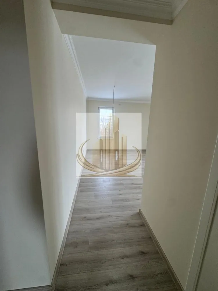🏡Grand Mobilis Apartament lux - Grand Mobilis Imobiliare vă propune spre vânzare un apartament deosebit cu 2 camere, având o suprafață utilă de 54 mp, situat în Giroc, într-un ansamblu rezidențial modern construit în anul 2023, într-o zonă liniștită, dar excelent conectată cu orașul.

Proprietatea se remarcă prin amenajarea realizată cu mult bun gust, atenția la detalii și materialele premium folosite, fiind ideală pentru persoanele care își doresc confort, calitate și o locuință gata de mutare.

📐 Detalii proprietate:
Apartament cu 2 camere
Etaj: 1
Bloc nou – construcție 2022
Bloc cu acoperiș și pod
Loc de parcare înscris în CF
Acces în parcarea ansamblului prin barieră cu telecomandă

🏡 Compartimentare:
Living mare și luminos
Bucătărie închisă
Dormitor spațios
Baie
Hol
Balcon generos, cu acces atât din bucatarie, cât și living

🏢 Finisaje & dotări:
Încălzire în pardoseală prin centrală proprie
Costuri foarte reduse de întreținere datorită construcției eficiente energetic
Finisaje premium:
travertin pe pardoseală și pereți
tâmplărie Salamander 82 mm, 7 camere
geamuri tripan
Apartament amenajat modern, cu accent pe confort și calitate

👉 Ansamblul rezidențial este foarte frumos amenajat, cu spații verzi și plante ornamentale, oferind un ambient liniștit și plăcut.

📍 Locație – unul dintre marile avantaje:
Ansamblul este situat la asfalt
La doar câteva minute de zona Hotel IQ și centrul comercial din Giroc

În imediata apropiere:

Lidl, Mega Image și alte magazine
farmacii, brutării, sală de sport
restaurante și cafenele
facilități sportive:
terenuri de fotbal
terenuri de tenis
terenuri de volei pe nisip

👉 Zonă liniștită, dar foarte bine conectată:

acces rapid către Calea Girocului și Spitalul Județean
aproximativ 10 minute până la centura ocolitoare
aproximativ 10 minute până la Complexul Studențesc
💼 Potrivit pentru:

✔️ Cupluri sau familii care caută finisaje premium și confort superior într-o zonă liniștită
✔️ Studenți sau medici rezidenți, datorită proximității față de Complexul Studențesc și Spitalul Județean
✔️ Investiție excelentă, având în vedere randamentul ridicat de închiriere din zonă și poziționarea foarte bună

📞 Pentru mai multe informații și programarea unei vizionări, echipa Grand Mobilis Imobiliare vă stă la dispoziție!
ID intern CP3088377