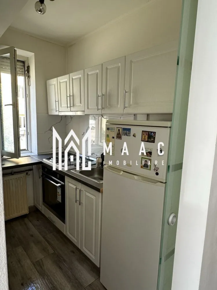 Apartament 1 Camera I Decomandat I Parter I Alma-Turnisor - Se oferă spre vânzare garsonieră decomandată, cu o suprafață de 31 mp, situată la parterul unui imobil construit după anul 2000, într-o zonă urbană apreciată pentru accesibilitate și proximitatea față de facilitățile importante ale orașului.

Locuința este complet mobilată și utilată, fiind ideală atât pentru locuire proprie, cât și pentru investiție.

Caracteristici:
Suprafață utilă: 31 mp
Compartimentare decomandată
Balcon – spațiu ideal pentru relaxare
Complet mobilată și utilată
Loc de parcare inclus
Situată la parter
Imobil construit după anul 2000

Avantaje:
Disponibilă imediat
Ideală pentru investiție / închiriere
Costuri reduse de întreținere
Compartimentare practică și eficientă
Mutare rapidă, fără investiții suplimentare

Localizare:
Aproape de magazine, centre medicale, școli și zone verzi
Stații de autobuz în apropiere
Acces facil către principalele puncte de interes ale orașului

O proprietate practică și bine poziționată, perfectă pentru cei care caută o investiție sigură sau o locuință confortabilă, gata de mutare.

Pentru informati si vizionari: CP3088414
