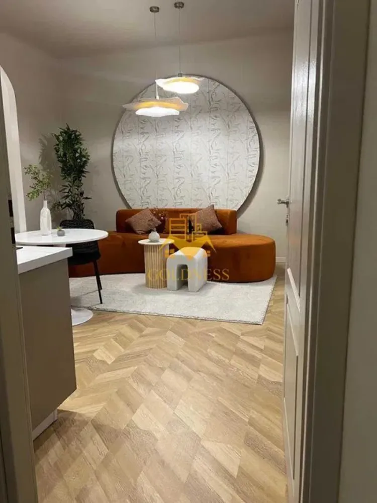 2 camere, gradina, modern, Zona Centrala, BOSCH, NTT Data,Scala Center - GOLDNESS Imobiliare vă propune spre închiriere un apartament cu 2 camere complet mobilat și utilat, la Parter in zona Centrala.
Posibilitate de parcare in zona!
Se află în apropierea stațiilor de transport în comun, magazine, restaurante, spații verzi, farmacii, etc. 

Apartamentul este compartimentat astfel:
 - dormitor cu pat matrimonial, dulap pentru haine, noptiere
 - living cu bucatarie open space complet utilată și mobilată, canapea extensibilă, loc de servit masa 
 - baie cu cabina de dus, calorifer port prosop și dulap pentru depozitare.
 - gradina comuna

Imobilul este dotat cu toate cele necesare- centrală proprie, frigider, aragaz, hotă, mașină de spălat haine, etc. 

Dacă sunteți interesați de acest apartament și doriți să îl vizionați, dar și pentru alte oferte nu ezitați să ne contactați telefonic sau prin e-mail. Vă stăm la dispoziție!

Pentru intermediere se percepe un comision de 50% din prețul chiriei!