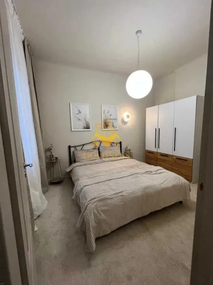 2 camere, gradina, modern, Zona Centrala, BOSCH, NTT Data,Scala Center - GOLDNESS Imobiliare vă propune spre închiriere un apartament cu 2 camere complet mobilat și utilat, la Parter in zona Centrala.
Posibilitate de parcare in zona!
Se află în apropierea stațiilor de transport în comun, magazine, restaurante, spații verzi, farmacii, etc. 

Apartamentul este compartimentat astfel:
 - dormitor cu pat matrimonial, dulap pentru haine, noptiere
 - living cu bucatarie open space complet utilată și mobilată, canapea extensibilă, loc de servit masa 
 - baie cu cabina de dus, calorifer port prosop și dulap pentru depozitare.
 - gradina comuna

Imobilul este dotat cu toate cele necesare- centrală proprie, frigider, aragaz, hotă, mașină de spălat haine, etc. 

Dacă sunteți interesați de acest apartament și doriți să îl vizionați, dar și pentru alte oferte nu ezitați să ne contactați telefonic sau prin e-mail. Vă stăm la dispoziție!

Pentru intermediere se percepe un comision de 50% din prețul chiriei!