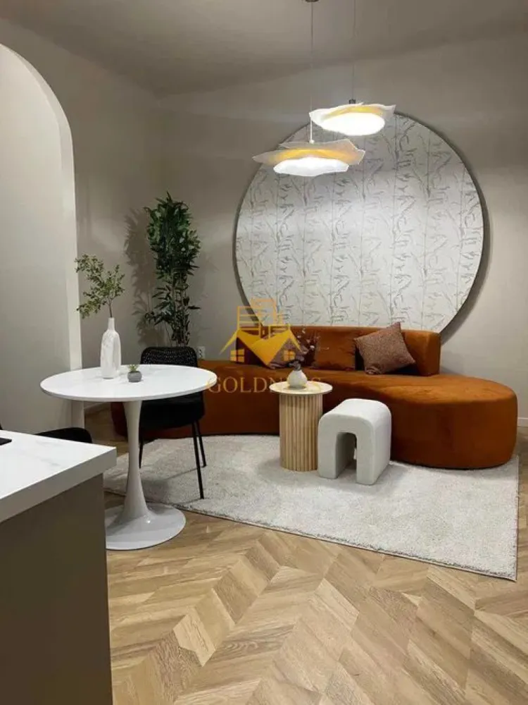 2 camere, gradina, modern, Zona Centrala, BOSCH, NTT Data,Scala Center - GOLDNESS Imobiliare vă propune spre închiriere un apartament cu 2 camere complet mobilat și utilat, la Parter in zona Centrala.
Posibilitate de parcare in zona!
Se află în apropierea stațiilor de transport în comun, magazine, restaurante, spații verzi, farmacii, etc. 

Apartamentul este compartimentat astfel:
 - dormitor cu pat matrimonial, dulap pentru haine, noptiere
 - living cu bucatarie open space complet utilată și mobilată, canapea extensibilă, loc de servit masa 
 - baie cu cabina de dus, calorifer port prosop și dulap pentru depozitare.
 - gradina comuna

Imobilul este dotat cu toate cele necesare- centrală proprie, frigider, aragaz, hotă, mașină de spălat haine, etc. 

Dacă sunteți interesați de acest apartament și doriți să îl vizionați, dar și pentru alte oferte nu ezitați să ne contactați telefonic sau prin e-mail. Vă stăm la dispoziție!

Pentru intermediere se percepe un comision de 50% din prețul chiriei!