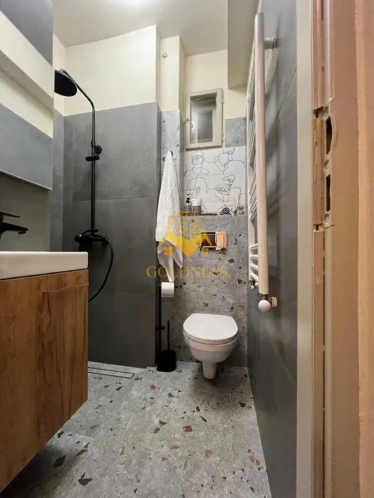 2 camere, gradina, modern, Zona Centrala, BOSCH, NTT Data,Scala Center - GOLDNESS Imobiliare vă propune spre închiriere un apartament cu 2 camere complet mobilat și utilat, la Parter in zona Centrala.
Posibilitate de parcare in zona!
Se află în apropierea stațiilor de transport în comun, magazine, restaurante, spații verzi, farmacii, etc. 

Apartamentul este compartimentat astfel:
 - dormitor cu pat matrimonial, dulap pentru haine, noptiere
 - living cu bucatarie open space complet utilată și mobilată, canapea extensibilă, loc de servit masa 
 - baie cu cabina de dus, calorifer port prosop și dulap pentru depozitare.
 - gradina comuna

Imobilul este dotat cu toate cele necesare- centrală proprie, frigider, aragaz, hotă, mașină de spălat haine, etc. 

Dacă sunteți interesați de acest apartament și doriți să îl vizionați, dar și pentru alte oferte nu ezitați să ne contactați telefonic sau prin e-mail. Vă stăm la dispoziție!

Pentru intermediere se percepe un comision de 50% din prețul chiriei!