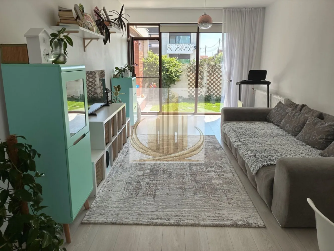 Ap 2 Cam, Curte Proprie | Dumbrăvița – Zona Hornbach | Investitie - Grand Mobilis Imobiliare vă propune spre vânzare un apartament deosebit cu 2 camere, situat în Dumbrăvița, în zona Hornbach, într-un imobil construit în anul 2015, poziționat într-o zonă liniștită, dar foarte bine conectată cu orașul și principalele puncte de interes.

Proprietatea se remarcă prin poziția excelentă, compartimentarea practică și amenajarea realizată cu bun gust, fiind ideală pentru persoanele care își doresc confort, intimitate și acces rapid către facilitățile importante ale orașului.

👉 Un mare avantaj al proprietății este faptul că dispune de bucătărie închisă, dar și de curte proprie cu zonă verde, un spațiu ideal pentru relaxare, petrecerea timpului în aer liber sau pentru familiile cu copii.

📐 Detalii proprietate:
Suprafață utilă: 56.3 mp
Parter
Bloc construit în 2015
Curte proprie / zonă verde: aproximativ 40 mp
Terasă
Magazie pentru depozitare
1 loc de parcare inclus
🏡 Compartimentare:
Hol de acces
Bucătărie închisă
Living luminos
Dormitor spațios
Baie
Terasă cu acces către curtea proprie

✔️ Apartamentul se vinde complet utilat și parțial mobilat.

📍 Locație – unul dintre marile avantaje:

Proprietatea beneficiază de o poziție foarte bună, având în imediata apropiere:

supermarketuri și magazine
restaurante și cafenele
mijloace de transport în comun
British School
școli, grădinițe și after-school
acces facil către principalele artere ale orașului și către Timișoara

👉 Zonă liniștită, ideală pentru familii, dar și foarte apreciată pentru investiții.

💼 Ideal pentru:

✔️ O familie care își dorește confort, liniște și proximitate față de școli și grădinițe
✔️ Un cuplu care caută o locuință modernă cu curte proprie
✔️ Investiție excelentă, datorită randamentului ridicat de închiriere din zonă și poziției foarte bune

💰 Preț: 144.900 Euro – negociabil

📞 Pentru mai multe informații și programarea unei vizionări, echipa Grand Mobilis Imobiliare vă stă la dispoziție!
ID Intern: CP3088339