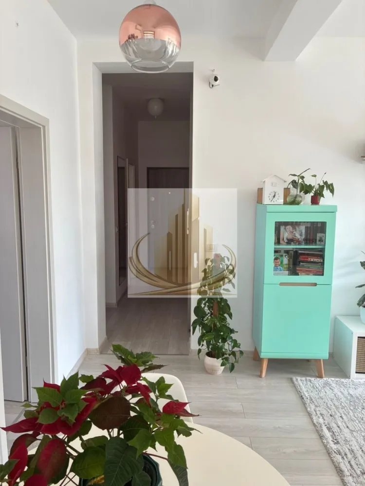 Ap 2 Cam, Curte Proprie | Dumbrăvița – Zona Hornbach | Investitie - Grand Mobilis Imobiliare vă propune spre vânzare un apartament deosebit cu 2 camere, situat în Dumbrăvița, în zona Hornbach, într-un imobil construit în anul 2015, poziționat într-o zonă liniștită, dar foarte bine conectată cu orașul și principalele puncte de interes.

Proprietatea se remarcă prin poziția excelentă, compartimentarea practică și amenajarea realizată cu bun gust, fiind ideală pentru persoanele care își doresc confort, intimitate și acces rapid către facilitățile importante ale orașului.

👉 Un mare avantaj al proprietății este faptul că dispune de bucătărie închisă, dar și de curte proprie cu zonă verde, un spațiu ideal pentru relaxare, petrecerea timpului în aer liber sau pentru familiile cu copii.

📐 Detalii proprietate:
Suprafață utilă: 56.3 mp
Parter
Bloc construit în 2015
Curte proprie / zonă verde: aproximativ 40 mp
Terasă
Magazie pentru depozitare
1 loc de parcare inclus
🏡 Compartimentare:
Hol de acces
Bucătărie închisă
Living luminos
Dormitor spațios
Baie
Terasă cu acces către curtea proprie

✔️ Apartamentul se vinde complet utilat și parțial mobilat.

📍 Locație – unul dintre marile avantaje:

Proprietatea beneficiază de o poziție foarte bună, având în imediata apropiere:

supermarketuri și magazine
restaurante și cafenele
mijloace de transport în comun
British School
școli, grădinițe și after-school
acces facil către principalele artere ale orașului și către Timișoara

👉 Zonă liniștită, ideală pentru familii, dar și foarte apreciată pentru investiții.

💼 Ideal pentru:

✔️ O familie care își dorește confort, liniște și proximitate față de școli și grădinițe
✔️ Un cuplu care caută o locuință modernă cu curte proprie
✔️ Investiție excelentă, datorită randamentului ridicat de închiriere din zonă și poziției foarte bune

💰 Preț: 144.900 Euro – negociabil

📞 Pentru mai multe informații și programarea unei vizionări, echipa Grand Mobilis Imobiliare vă stă la dispoziție!
ID Intern: CP3088339