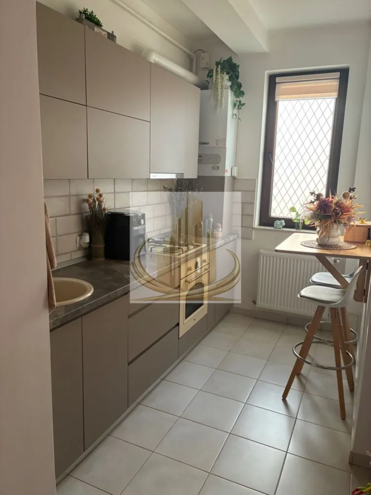 Ap 2 Cam, Curte Proprie | Dumbrăvița – Zona Hornbach | Investitie - Grand Mobilis Imobiliare vă propune spre vânzare un apartament deosebit cu 2 camere, situat în Dumbrăvița, în zona Hornbach, într-un imobil construit în anul 2015, poziționat într-o zonă liniștită, dar foarte bine conectată cu orașul și principalele puncte de interes.

Proprietatea se remarcă prin poziția excelentă, compartimentarea practică și amenajarea realizată cu bun gust, fiind ideală pentru persoanele care își doresc confort, intimitate și acces rapid către facilitățile importante ale orașului.

👉 Un mare avantaj al proprietății este faptul că dispune de bucătărie închisă, dar și de curte proprie cu zonă verde, un spațiu ideal pentru relaxare, petrecerea timpului în aer liber sau pentru familiile cu copii.

📐 Detalii proprietate:
Suprafață utilă: 56.3 mp
Parter
Bloc construit în 2015
Curte proprie / zonă verde: aproximativ 40 mp
Terasă
Magazie pentru depozitare
1 loc de parcare inclus
🏡 Compartimentare:
Hol de acces
Bucătărie închisă
Living luminos
Dormitor spațios
Baie
Terasă cu acces către curtea proprie

✔️ Apartamentul se vinde complet utilat și parțial mobilat.

📍 Locație – unul dintre marile avantaje:

Proprietatea beneficiază de o poziție foarte bună, având în imediata apropiere:

supermarketuri și magazine
restaurante și cafenele
mijloace de transport în comun
British School
școli, grădinițe și after-school
acces facil către principalele artere ale orașului și către Timișoara

👉 Zonă liniștită, ideală pentru familii, dar și foarte apreciată pentru investiții.

💼 Ideal pentru:

✔️ O familie care își dorește confort, liniște și proximitate față de școli și grădinițe
✔️ Un cuplu care caută o locuință modernă cu curte proprie
✔️ Investiție excelentă, datorită randamentului ridicat de închiriere din zonă și poziției foarte bune

💰 Preț: 144.900 Euro – negociabil

📞 Pentru mai multe informații și programarea unei vizionări, echipa Grand Mobilis Imobiliare vă stă la dispoziție!
ID Intern: CP3088339