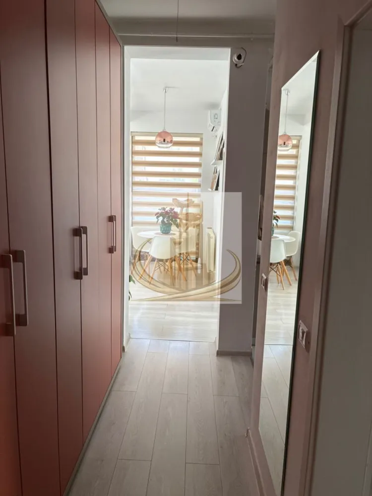 Ap 2 Cam, Curte Proprie | Dumbrăvița – Zona Hornbach | Investitie - Grand Mobilis Imobiliare vă propune spre vânzare un apartament deosebit cu 2 camere, situat în Dumbrăvița, în zona Hornbach, într-un imobil construit în anul 2015, poziționat într-o zonă liniștită, dar foarte bine conectată cu orașul și principalele puncte de interes.

Proprietatea se remarcă prin poziția excelentă, compartimentarea practică și amenajarea realizată cu bun gust, fiind ideală pentru persoanele care își doresc confort, intimitate și acces rapid către facilitățile importante ale orașului.

👉 Un mare avantaj al proprietății este faptul că dispune de bucătărie închisă, dar și de curte proprie cu zonă verde, un spațiu ideal pentru relaxare, petrecerea timpului în aer liber sau pentru familiile cu copii.

📐 Detalii proprietate:
Suprafață utilă: 56.3 mp
Parter
Bloc construit în 2015
Curte proprie / zonă verde: aproximativ 40 mp
Terasă
Magazie pentru depozitare
1 loc de parcare inclus
🏡 Compartimentare:
Hol de acces
Bucătărie închisă
Living luminos
Dormitor spațios
Baie
Terasă cu acces către curtea proprie

✔️ Apartamentul se vinde complet utilat și parțial mobilat.

📍 Locație – unul dintre marile avantaje:

Proprietatea beneficiază de o poziție foarte bună, având în imediata apropiere:

supermarketuri și magazine
restaurante și cafenele
mijloace de transport în comun
British School
școli, grădinițe și after-school
acces facil către principalele artere ale orașului și către Timișoara

👉 Zonă liniștită, ideală pentru familii, dar și foarte apreciată pentru investiții.

💼 Ideal pentru:

✔️ O familie care își dorește confort, liniște și proximitate față de școli și grădinițe
✔️ Un cuplu care caută o locuință modernă cu curte proprie
✔️ Investiție excelentă, datorită randamentului ridicat de închiriere din zonă și poziției foarte bune

💰 Preț: 144.900 Euro – negociabil

📞 Pentru mai multe informații și programarea unei vizionări, echipa Grand Mobilis Imobiliare vă stă la dispoziție!
ID Intern: CP3088339
