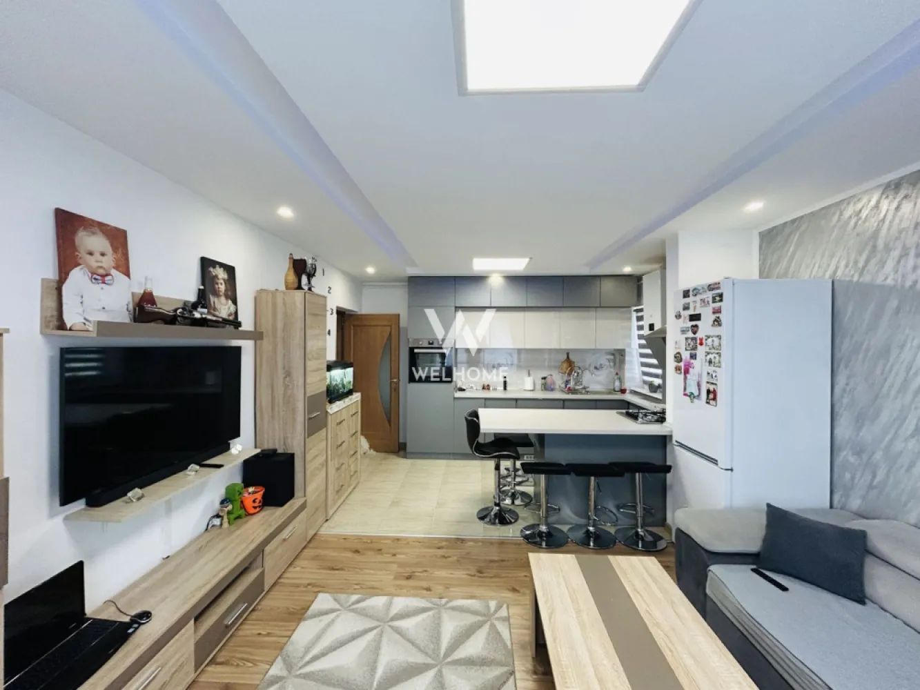Apartament mobilat, cu 3 camere, 2 balcoane, 2 parcari - Selimbar - Apartament modern de vanzare in Selimbar, zona Pictor Brana, situat intr-un imobil retras de la strada, intr-o curte interioara linistita. Proprietatea este ideala pentru cei care cauta confort, intimitate si acces rapid catre Sibiu.

Parter din 3 etaje
60 mp utili
2 locuri de parcare incluse
2 balcoane

Locuinta este compartimentata practic:hol de acces,living luminos cu bucatarie open space,2 dormitoare, baie
balcon inchis + al doilea balcon

Se vinde complet mobilata si utilata, exact ca in poze. Apartamentul este amenajat modern, cu finisaje si mobilier atent alese, fiind pregatit pentru mutare imediata.

✔ zona linistita
✔ curte privata
✔ multe spatii utile
✔ ideal pentru familie sau investitie
✔ pret negociabil

📞 Pentru detalii suplimentare sau vizionare, sunati cu incredere.