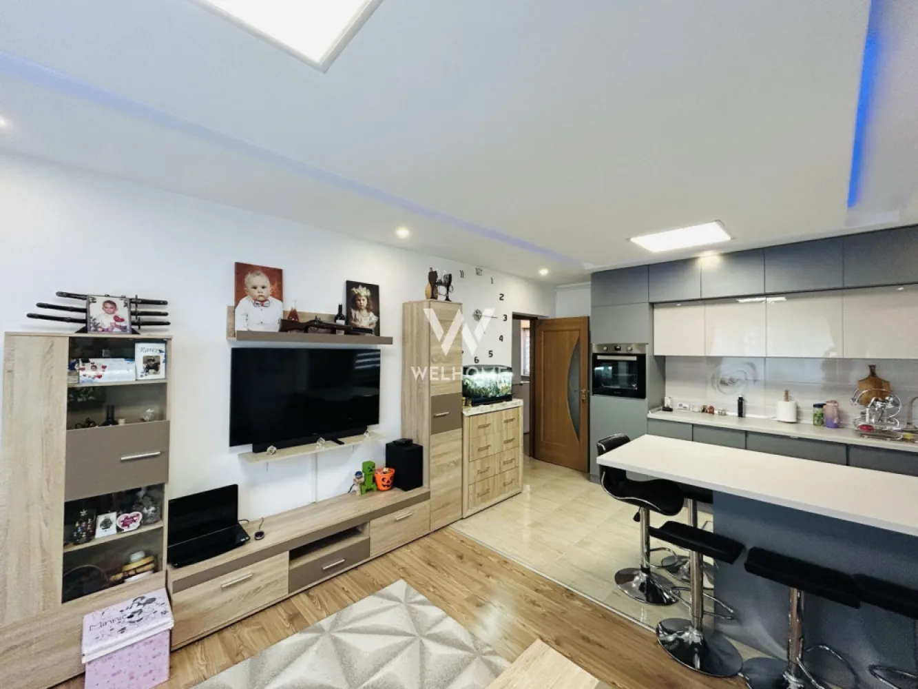 Apartament mobilat, cu 3 camere, 2 balcoane, 2 parcari - Selimbar - Apartament modern de vanzare in Selimbar, zona Pictor Brana, situat intr-un imobil retras de la strada, intr-o curte interioara linistita. Proprietatea este ideala pentru cei care cauta confort, intimitate si acces rapid catre Sibiu.

Parter din 3 etaje
60 mp utili
2 locuri de parcare incluse
2 balcoane

Locuinta este compartimentata practic:hol de acces,living luminos cu bucatarie open space,2 dormitoare, baie
balcon inchis + al doilea balcon

Se vinde complet mobilata si utilata, exact ca in poze. Apartamentul este amenajat modern, cu finisaje si mobilier atent alese, fiind pregatit pentru mutare imediata.

✔ zona linistita
✔ curte privata
✔ multe spatii utile
✔ ideal pentru familie sau investitie
✔ pret negociabil

📞 Pentru detalii suplimentare sau vizionare, sunati cu incredere.