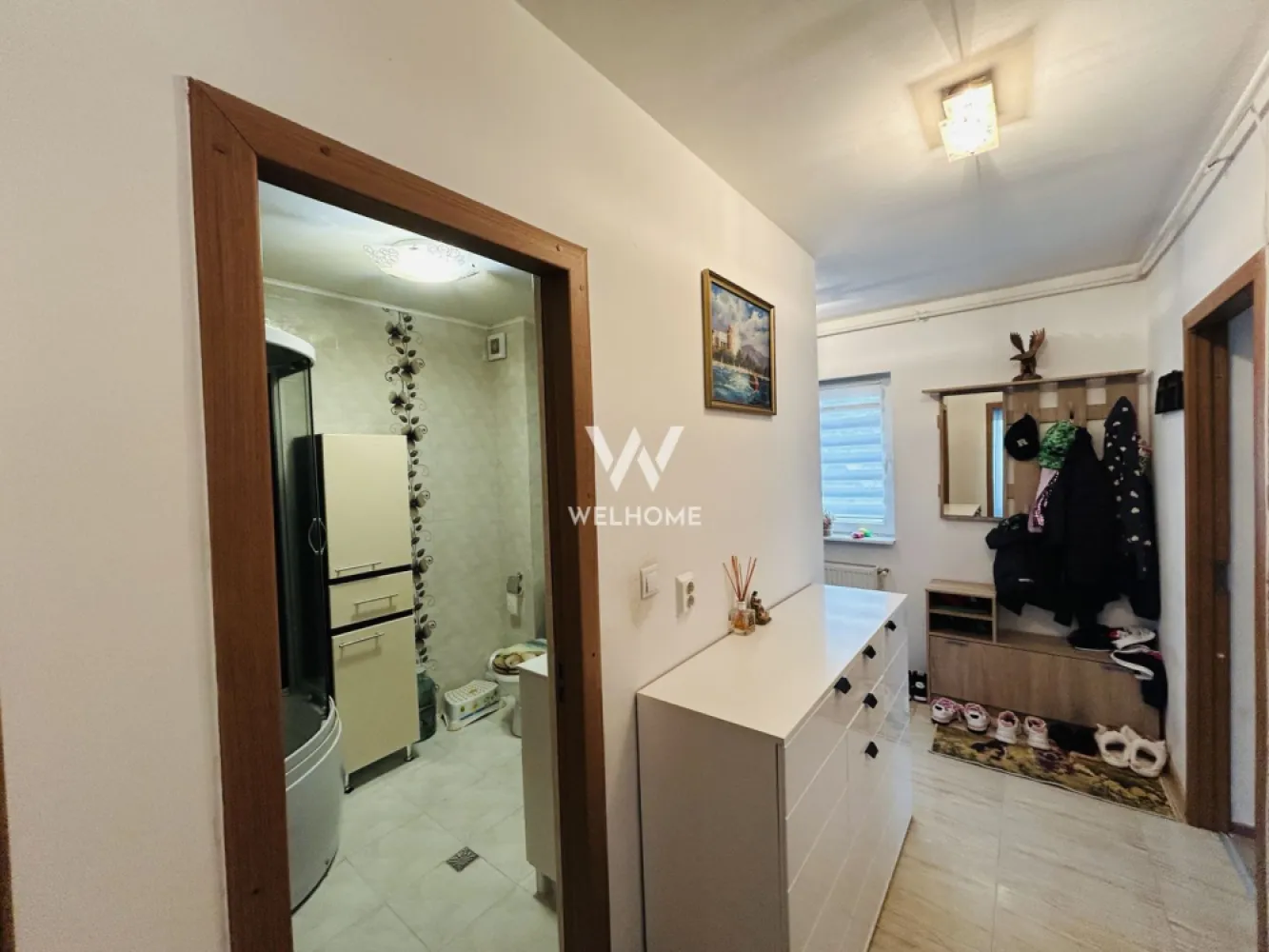 Apartament mobilat, cu 3 camere, 2 balcoane, 2 parcari - Selimbar - Apartament modern de vanzare in Selimbar, zona Pictor Brana, situat intr-un imobil retras de la strada, intr-o curte interioara linistita. Proprietatea este ideala pentru cei care cauta confort, intimitate si acces rapid catre Sibiu.

Parter din 3 etaje
60 mp utili
2 locuri de parcare incluse
2 balcoane

Locuinta este compartimentata practic:hol de acces,living luminos cu bucatarie open space,2 dormitoare, baie
balcon inchis + al doilea balcon

Se vinde complet mobilata si utilata, exact ca in poze. Apartamentul este amenajat modern, cu finisaje si mobilier atent alese, fiind pregatit pentru mutare imediata.

✔ zona linistita
✔ curte privata
✔ multe spatii utile
✔ ideal pentru familie sau investitie
✔ pret negociabil

📞 Pentru detalii suplimentare sau vizionare, sunati cu incredere.