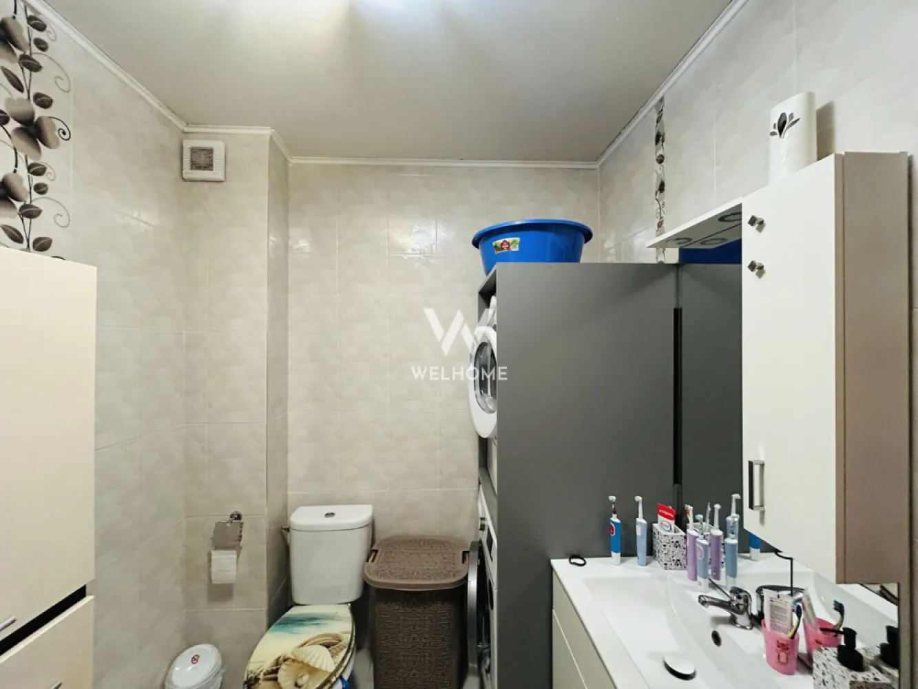 Apartament mobilat, cu 3 camere, 2 balcoane, 2 parcari - Selimbar - Apartament modern de vanzare in Selimbar, zona Pictor Brana, situat intr-un imobil retras de la strada, intr-o curte interioara linistita. Proprietatea este ideala pentru cei care cauta confort, intimitate si acces rapid catre Sibiu.

Parter din 3 etaje
60 mp utili
2 locuri de parcare incluse
2 balcoane

Locuinta este compartimentata practic:hol de acces,living luminos cu bucatarie open space,2 dormitoare, baie
balcon inchis + al doilea balcon

Se vinde complet mobilata si utilata, exact ca in poze. Apartamentul este amenajat modern, cu finisaje si mobilier atent alese, fiind pregatit pentru mutare imediata.

✔ zona linistita
✔ curte privata
✔ multe spatii utile
✔ ideal pentru familie sau investitie
✔ pret negociabil

📞 Pentru detalii suplimentare sau vizionare, sunati cu incredere.
