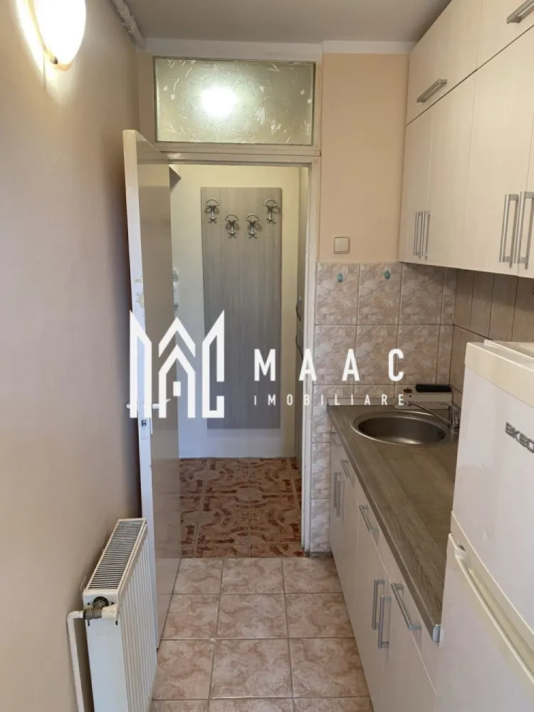 Garsonieră | Modernă | 37MPU | Etajul 4 - MAAC Imobiliare vă propune spre închiriere o garsonieră cochetă și eficient compartimentată.

Caracteristici principale
• suprafață utilă de 37 mp
• confort 1
• spațiu luminos și bine întreținut
• imobil izolat termic

Compartimentare și dotări
• complet mobilată și utilată
• centrală termică proprie
• mașină de spălat rufe
• compartimentare practică și funcțională

Localizare și avantaje
• zonă liniștită și foarte căutată
• acces rapid către magazine, farmacii, restaurante și mijloace de transport
• aproape de punctele de interes ale orașului

Beneficii
• ideală pentru o persoană sau un cuplu
• disponibilă pentru mutare imediată
• spațiu primitor și ușor de întreținut

Condiții
• nu se acceptă fumători
• nu se acceptă animale de companie

📞 Pentru mai multe detalii și programarea unei vizionări, vă rugăm să ne contactați și să specificați ID: CP3077055.