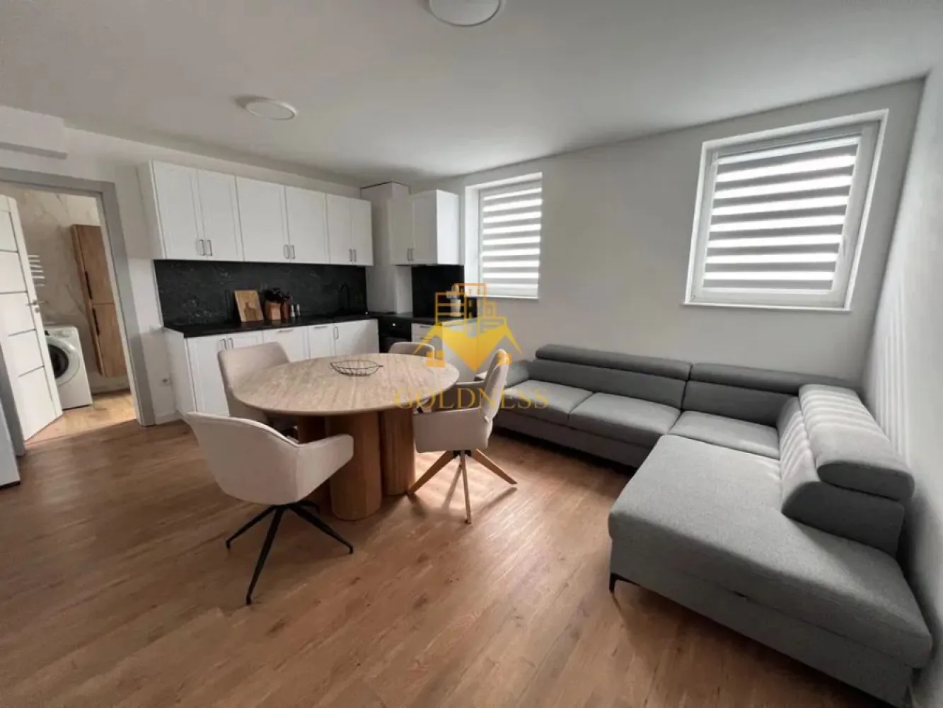 2 camere,parcare,bloc nou,Europa Zona Eugen Ionesco, Luminia, Moldovan - GOLDNESS Imobiliare vă propune spre închiriere un apartament cu 2 camere complet mobilat și utilat, la Demisol într-un imobil de 4 etaje, în Cartierul Europa.
Dispune de loc de parcare inclusa in pret!
Se află în apropierea stațiilor de transport în comun, magazine, restaurante, spații verzi, farmacii, etc. 

Apartamentul este compartimentat astfel:
 - dormitor cu pat matrimonial, dressing, noptiere
 - living cu bucatarie open space complet utilată și mobilată, canapea extensibilă, loc de servit masa 
 - baie cu cabina de dus, calorifer port prosop și dulap pentru depozitare.

Imobilul este dotat cu toate cele necesare- centrală proprie, frigider, aragaz, hotă, mașină de spălat haine, masina de slapat vase, etc. 

Dacă sunteți interesați de acest apartament și doriți să îl vizionați, dar și pentru alte oferte nu ezitați să ne contactați telefonic sau prin e-mail. Vă stăm la dispoziție!
Pentru intermediere se percepe un comision de 50% din prețul chiriei!