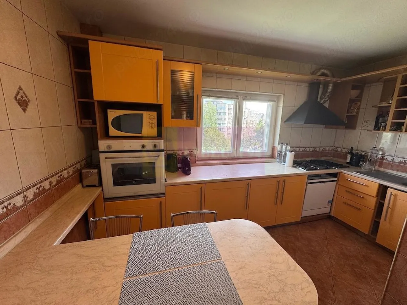 Vanzare apartament 3 camere Nerva Traian -adiacent - Compania Imobiliara Apulum94 va prezinta spre cumparare un apartament de 3 camere aflat in zona Nerva Traian- adiacent. Apartamentul este decomandat, amenajat cu gresie, faianta, paechet, termopan, usa metalica. Blocul este anvelopat. Pozitionarea in zona permite accesul rapid catre principalele bulevarde precum: Unirii, Octavian Goga, Nerva Traian, Mircea Voda.