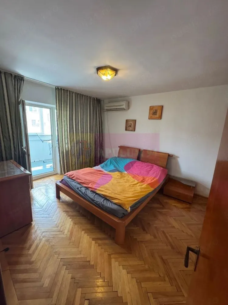 Vanzare apartament 3 camere Nerva Traian -adiacent - Compania Imobiliara Apulum94 va prezinta spre cumparare un apartament de 3 camere aflat in zona Nerva Traian- adiacent. Apartamentul este decomandat, amenajat cu gresie, faianta, paechet, termopan, usa metalica. Blocul este anvelopat. Pozitionarea in zona permite accesul rapid catre principalele bulevarde precum: Unirii, Octavian Goga, Nerva Traian, Mircea Voda.