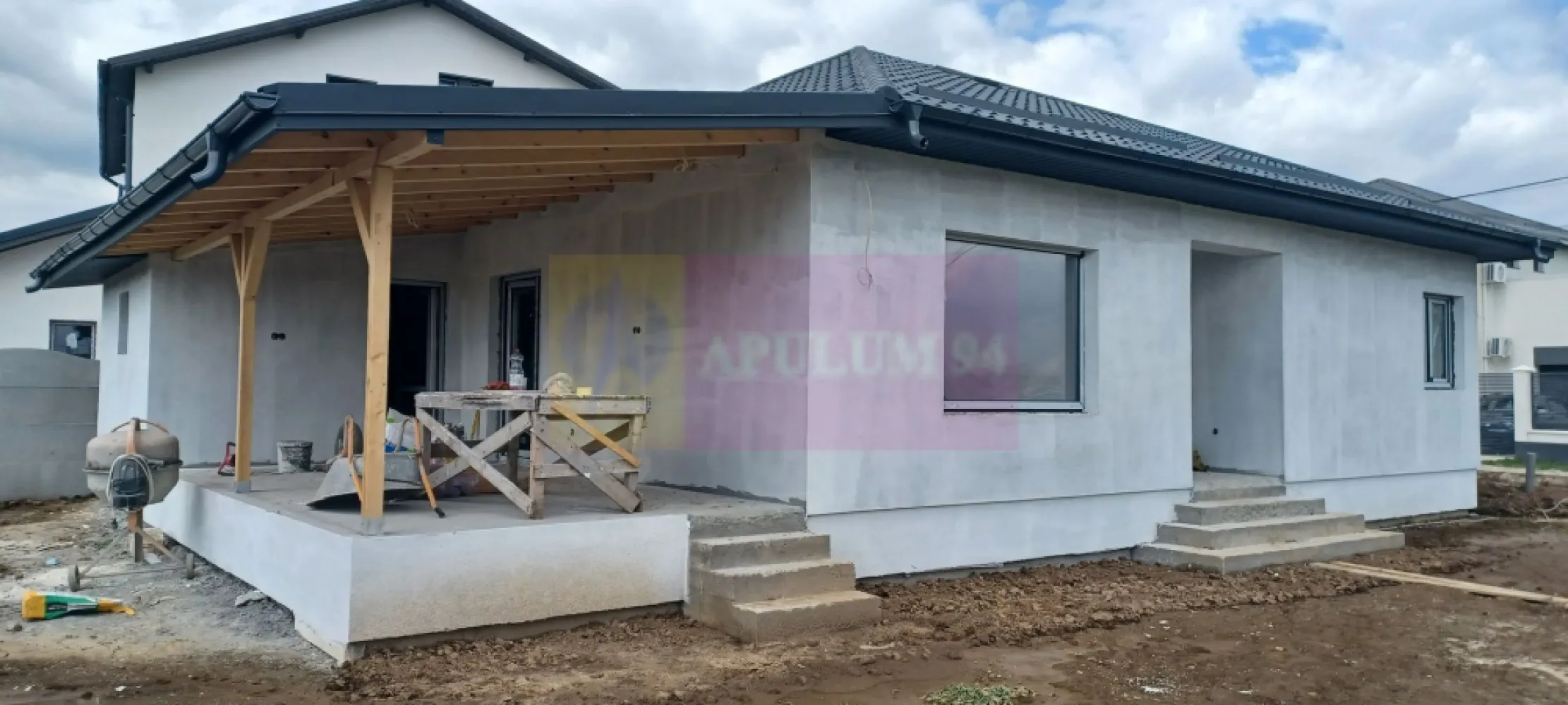Săbăreni, casă nouă parter 137 mp, curte 400 mp - Casa se află în localitatea Săbăreni, la aproximativ 11 km de Soseaua de centură, la 4 km de A0, cu acces prin Chitila, DN7 și Pădurea Râioasa. Este amplasată intr-o zonă rezidentială nouă, la 200 m de str Principală, ferită de traficul rutier. Casa are structura de rezistență din beton armat si zidărie din cărămidă, fără pereți din rigips. Este alcătuită din living, bucătărie (închisă), 2 dormitoare, 2 băi, hol, cameră tehnică, terasă si pivniță. Casa are placă din beton armat peste parter iar podul este inalt, luminos cu acces pe o scară modulară din hol. Ferestrele sunt Salamander cu geamuri tripan. Finisajele interioare (gresie, faianță, parchet, uși interioare, obiecte sanitare) pot fi alese de cumpărător. Încălzirea locuinței se realizează cu centrală termică pe gaze în condensație și calorifere. Curtea are 400 mp si va fi imprejmuită, cu alee auto și pietonală. Strada este asfaltată. Casa va fi disponibilă in 3 luni. Preț la cheie 135.000 EUR. Nu se plătește comision sau TVA
