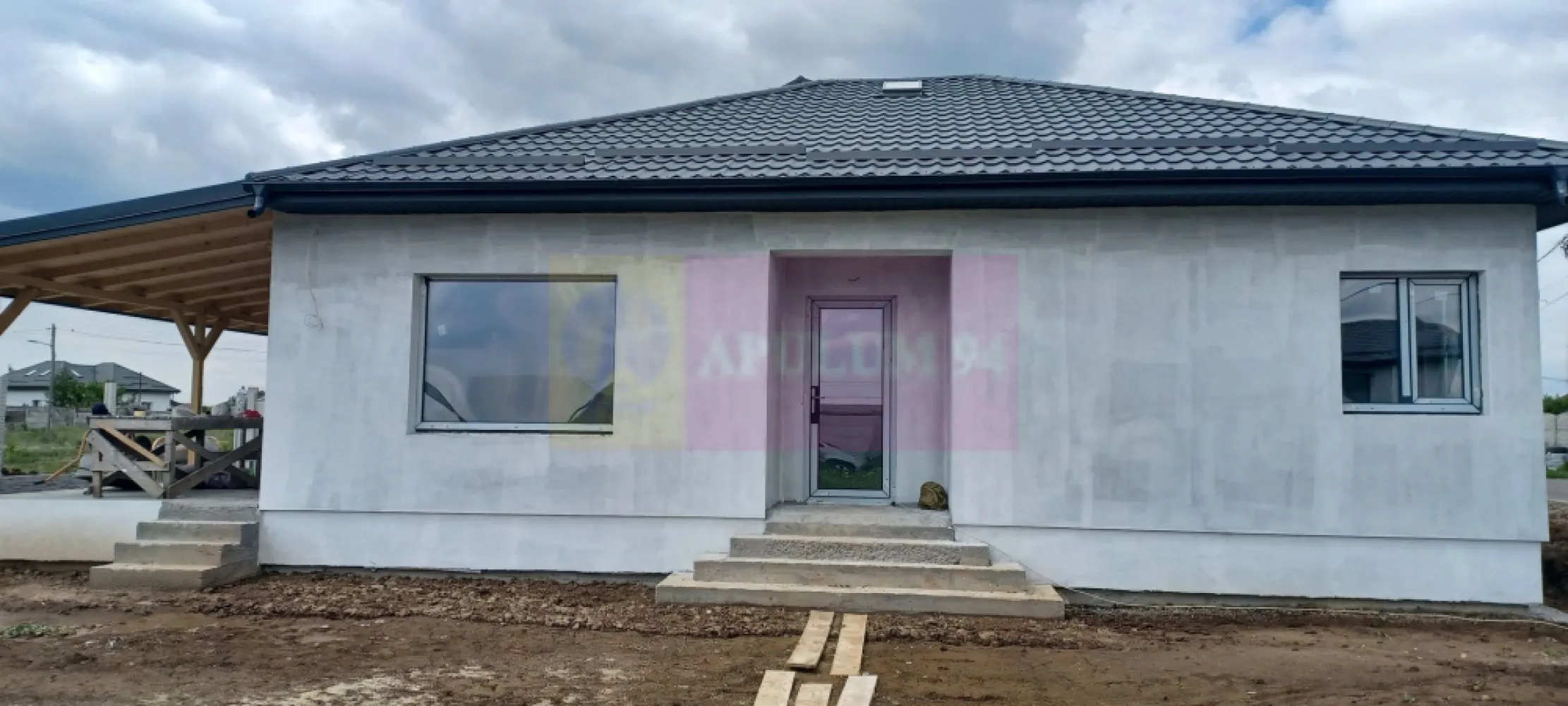 Săbăreni, casă nouă parter 137 mp, curte 400 mp - Casa se află în localitatea Săbăreni, la aproximativ 11 km de Soseaua de centură, la 4 km de A0, cu acces prin Chitila, DN7 și Pădurea Râioasa. Este amplasată intr-o zonă rezidentială nouă, la 200 m de str Principală, ferită de traficul rutier. Casa are structura de rezistență din beton armat si zidărie din cărămidă, fără pereți din rigips. Este alcătuită din living, bucătărie (închisă), 2 dormitoare, 2 băi, hol, cameră tehnică, terasă si pivniță. Casa are placă din beton armat peste parter iar podul este inalt, luminos cu acces pe o scară modulară din hol. Ferestrele sunt Salamander cu geamuri tripan. Finisajele interioare (gresie, faianță, parchet, uși interioare, obiecte sanitare) pot fi alese de cumpărător. Încălzirea locuinței se realizează cu centrală termică pe gaze în condensație și calorifere. Curtea are 400 mp si va fi imprejmuită, cu alee auto și pietonală. Strada este asfaltată. Casa va fi disponibilă in 3 luni. Preț la cheie 135.000 EUR. Nu se plătește comision sau TVA